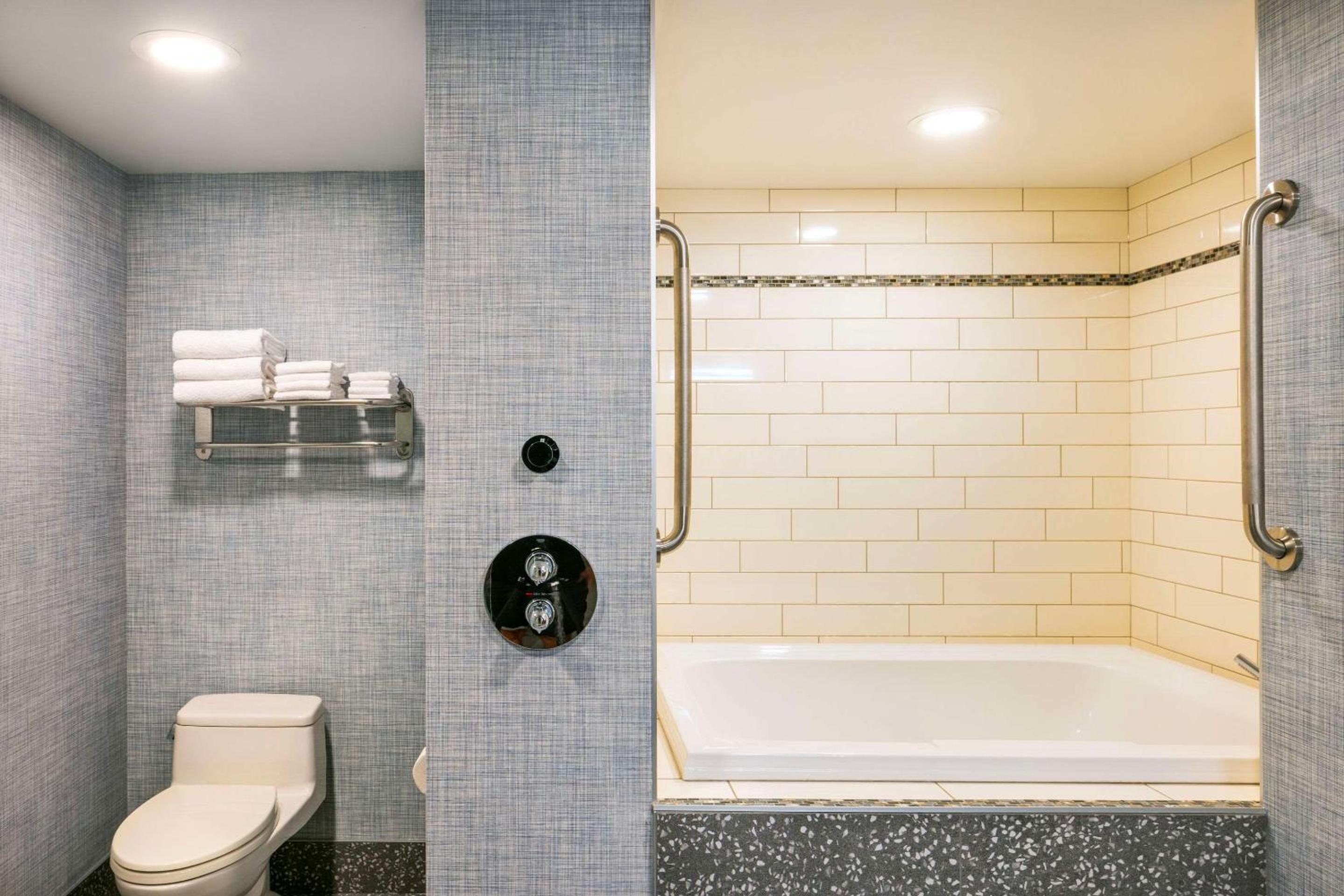 King Room with Whirlpool - Photo 6