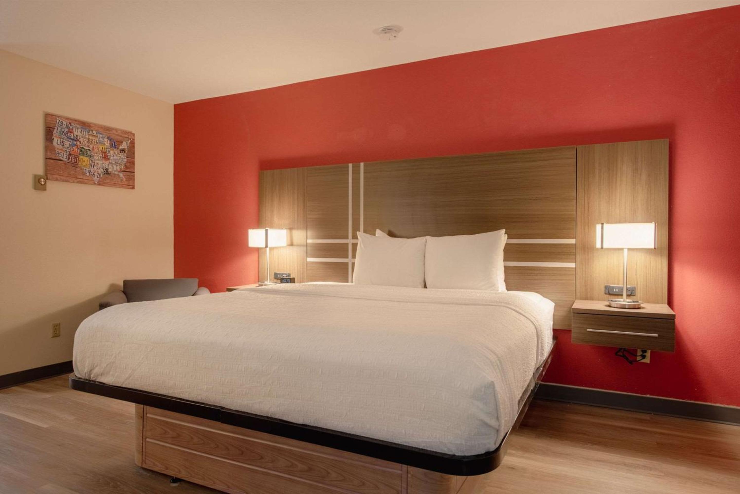 King Room - Non-Smoking - Photo 9