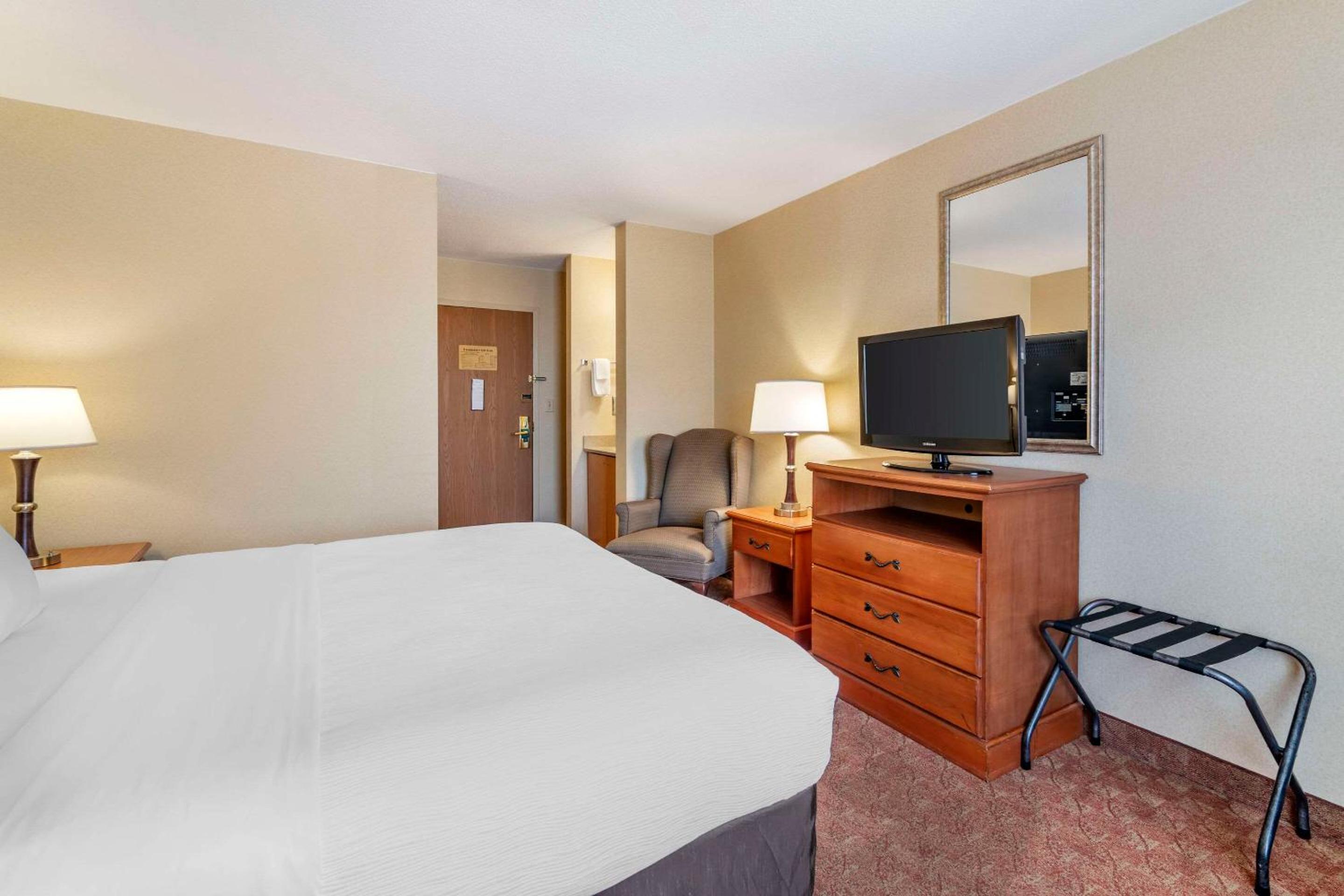 King Room - Non-Smoking - Photo 2