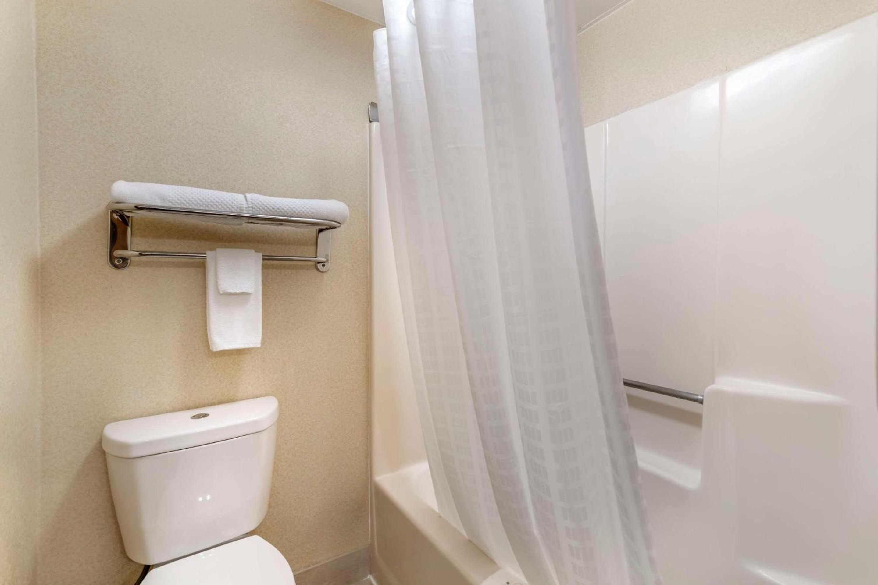 King Room - Non-Smoking - Photo 3
