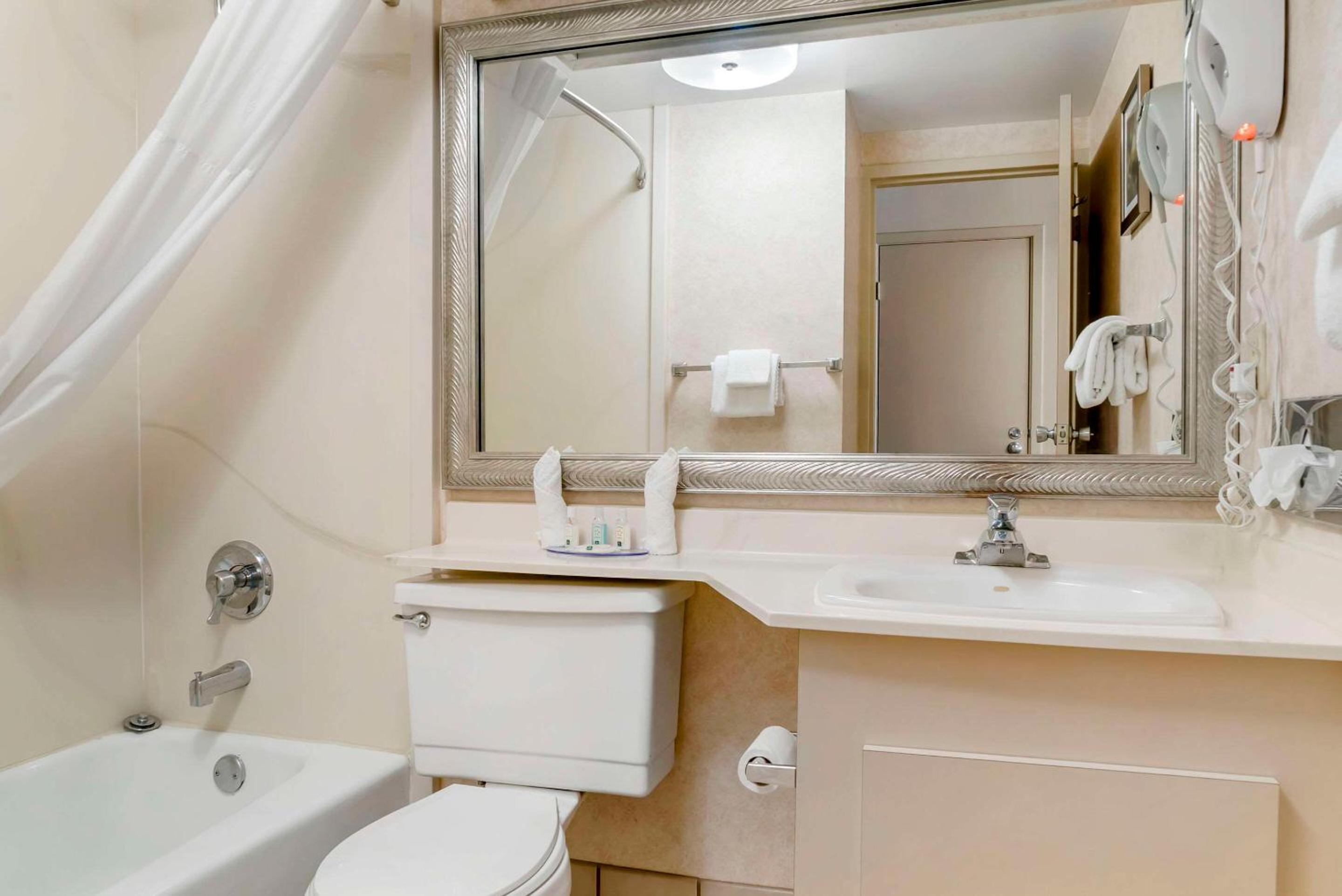 Double Room with Two Double Beds - Accessible/Non-Smoking - Photo 3