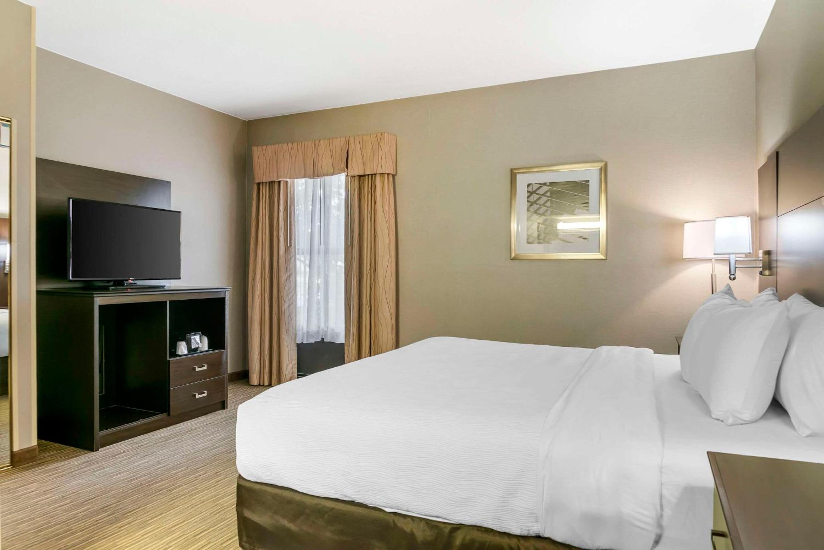 Suite with Two King Beds - Accessible/Non-Smoking - Photo 2