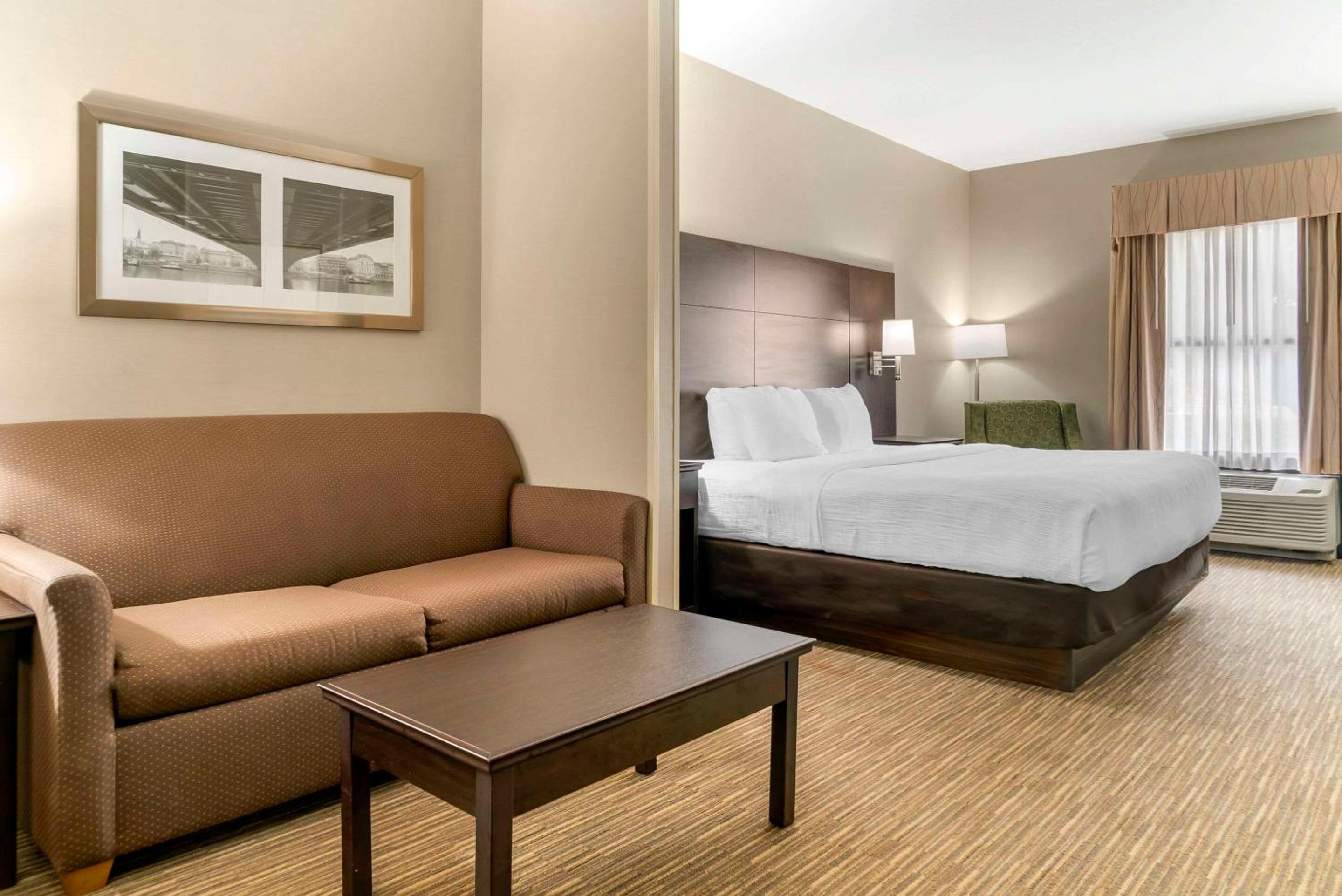 King Suite - Accessible/Non-Smoking - Photo 2