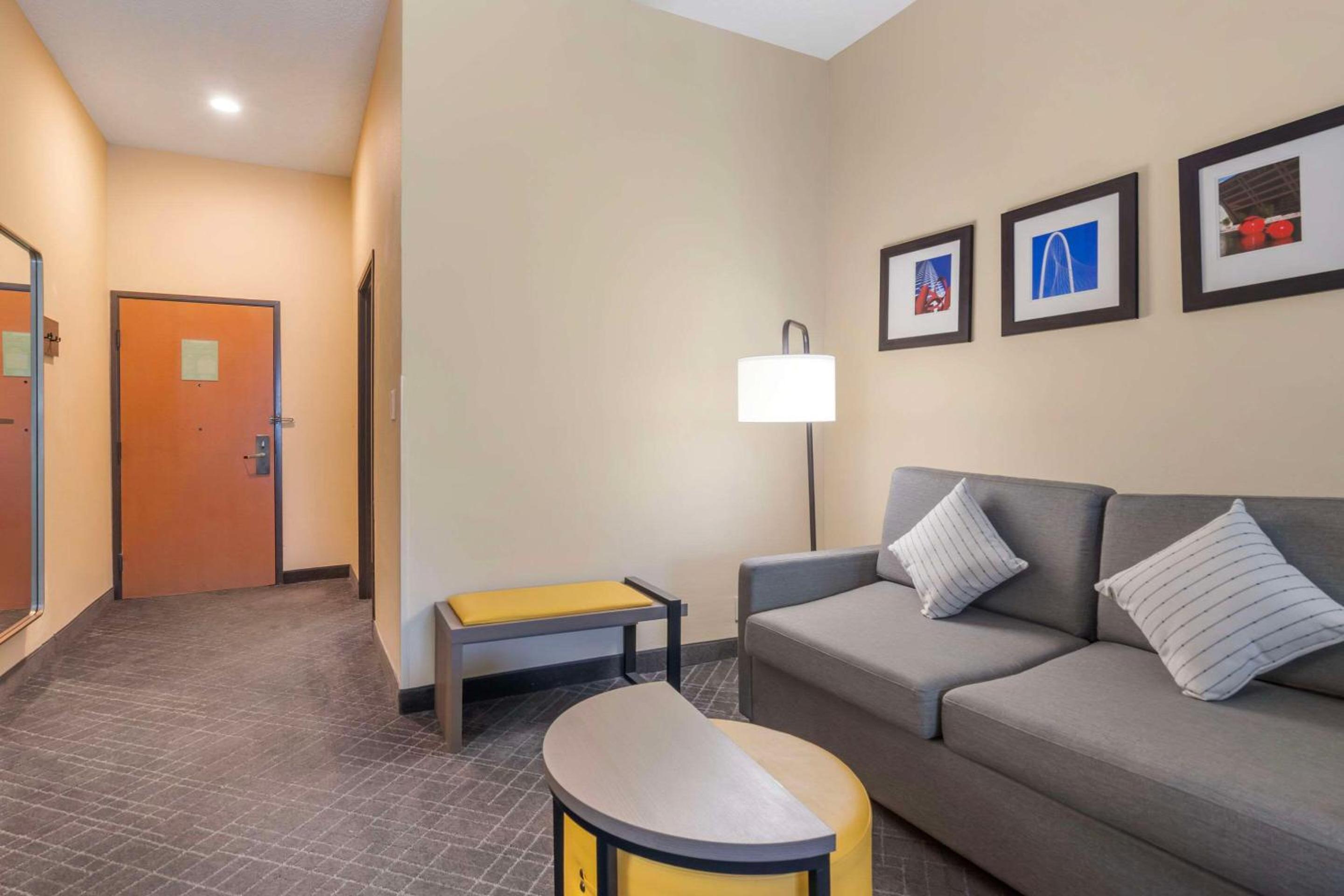 King Suite with Accessible Tub - Accessible/Non-Smoking photo 3