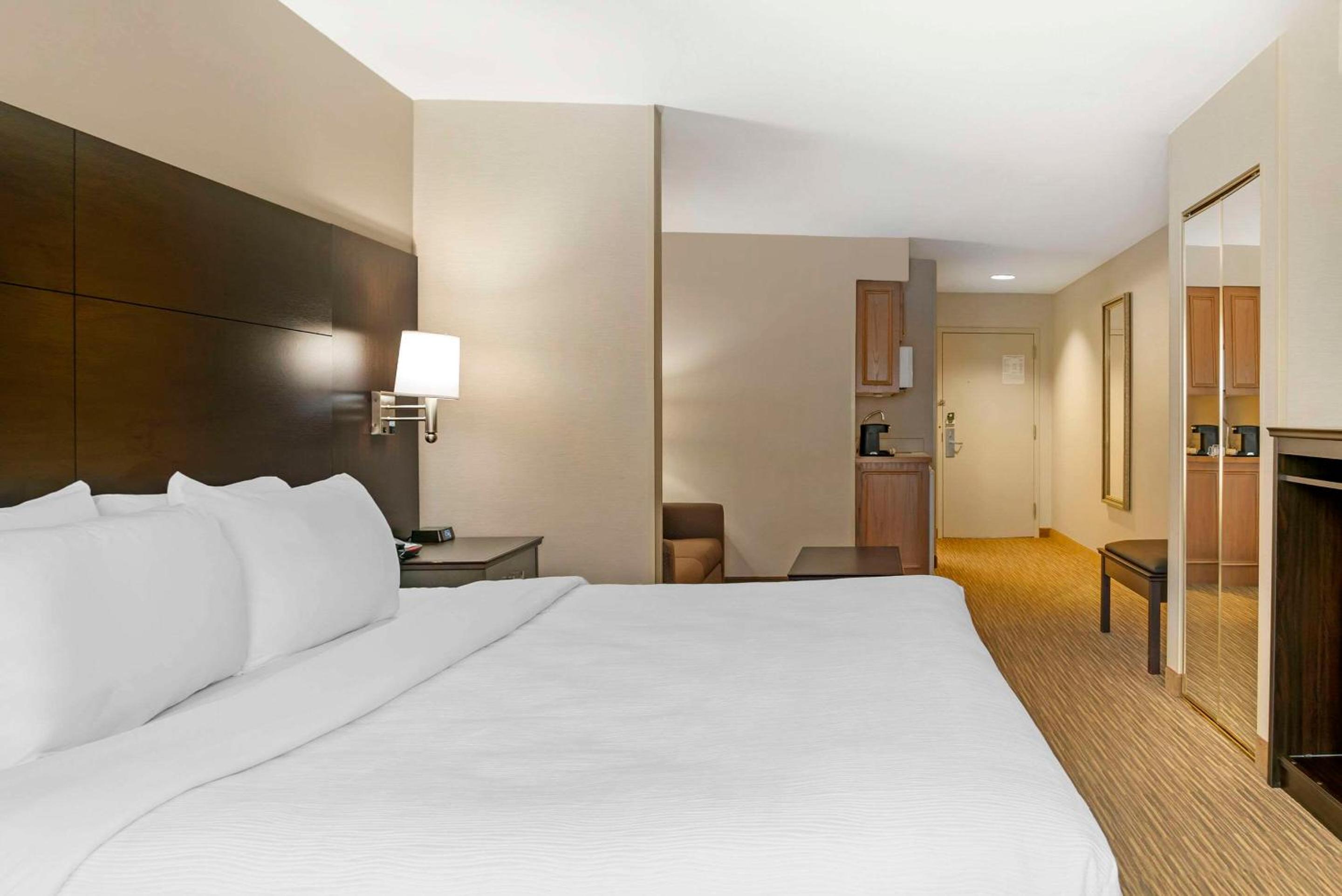 King Suite - Non-Smoking - Photo 3