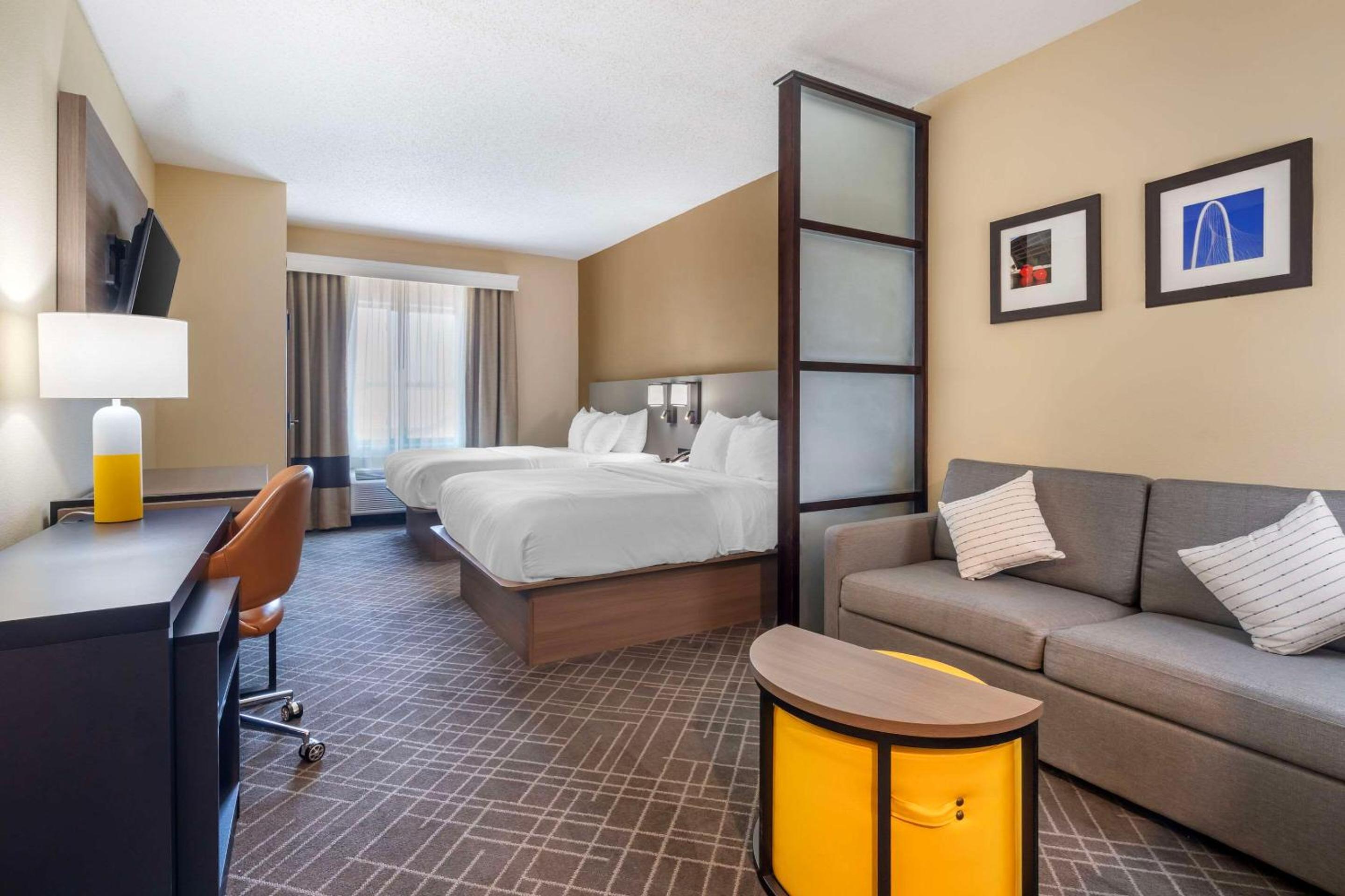 Queen Suite with Two Queen Beds - Non-Smoking photo 1
