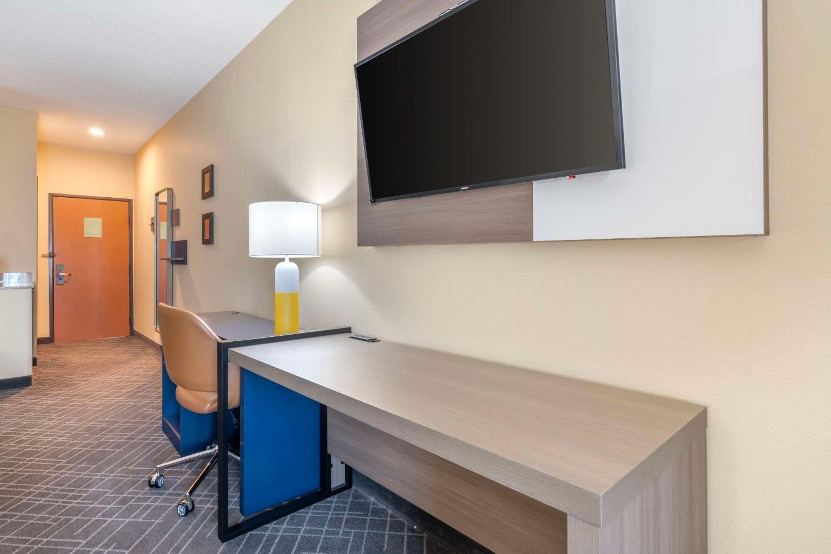 Queen Suite with Two Queen Beds - Non-Smoking photo 2