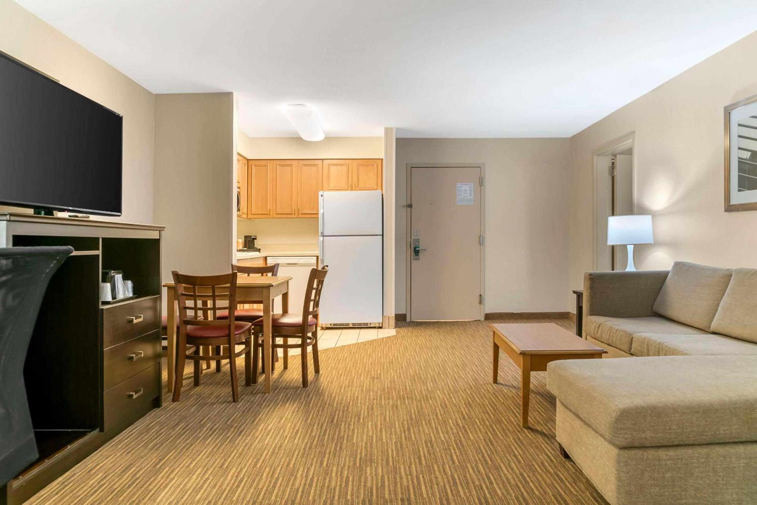 Queen Suite with Three Queen Beds - Non-Smoking - Photo 1