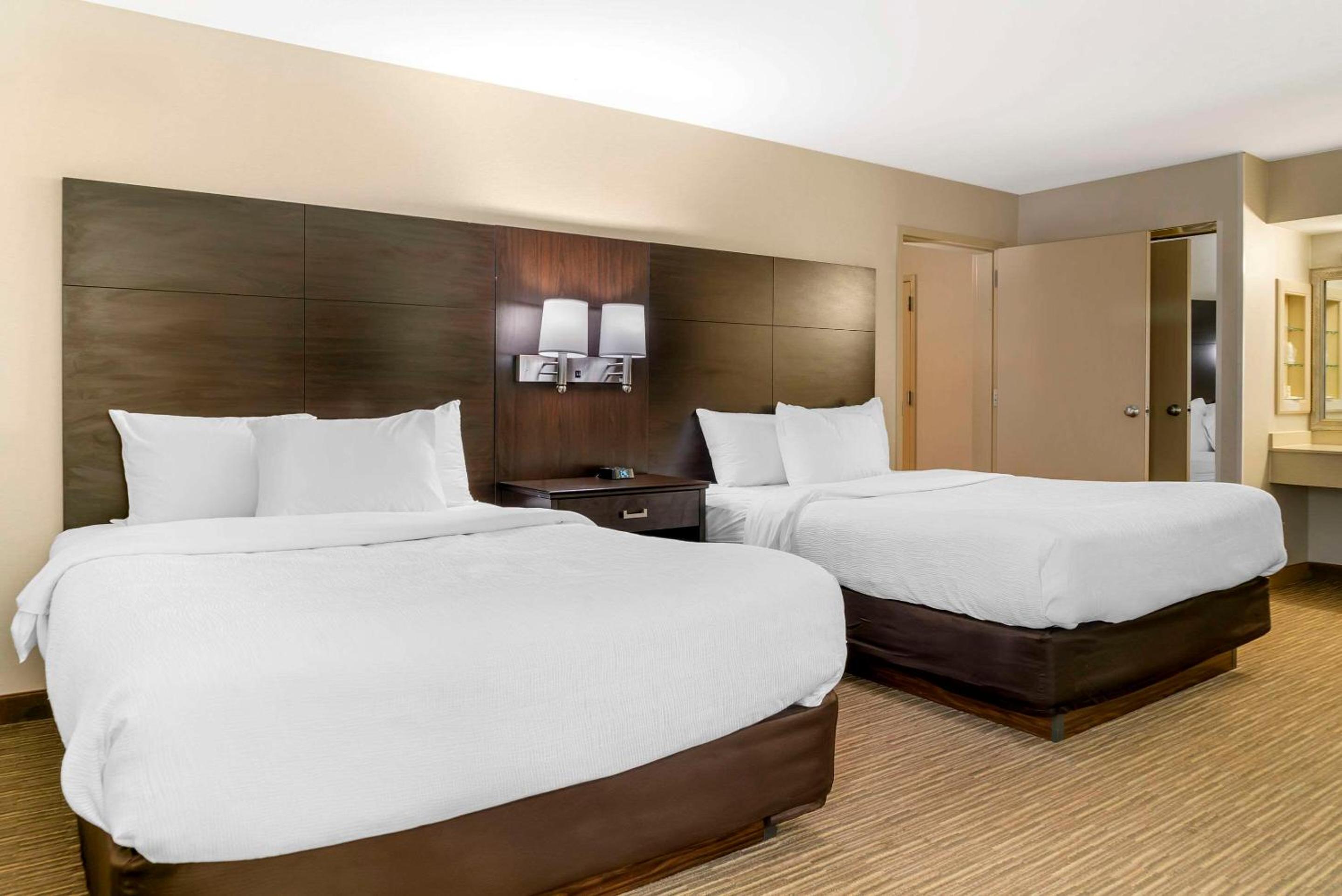 Queen Suite with Three Queen Beds - Non-Smoking - Photo 2