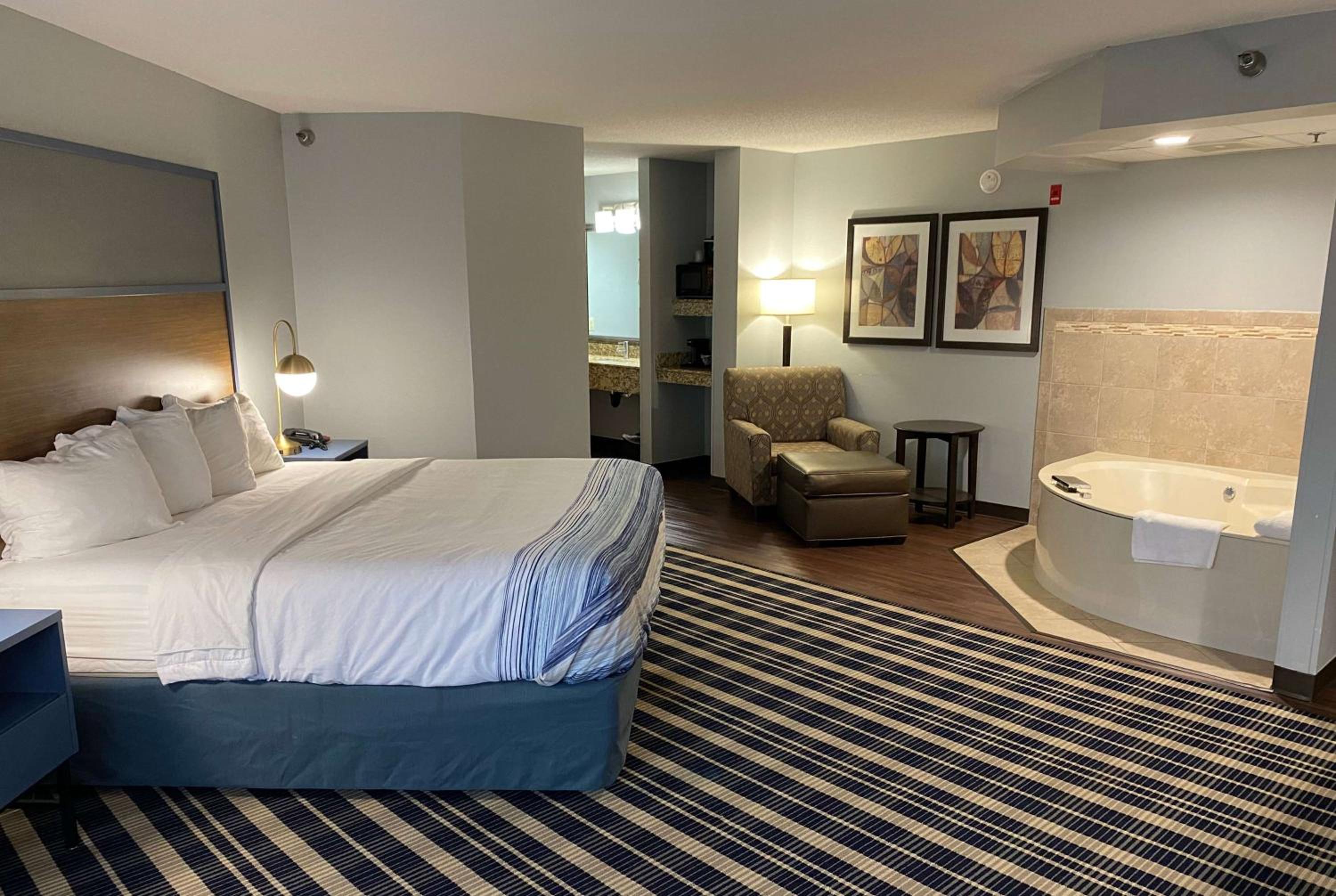 Deluxe King Room with Hot Tub - Non-Smoking - Photo 1