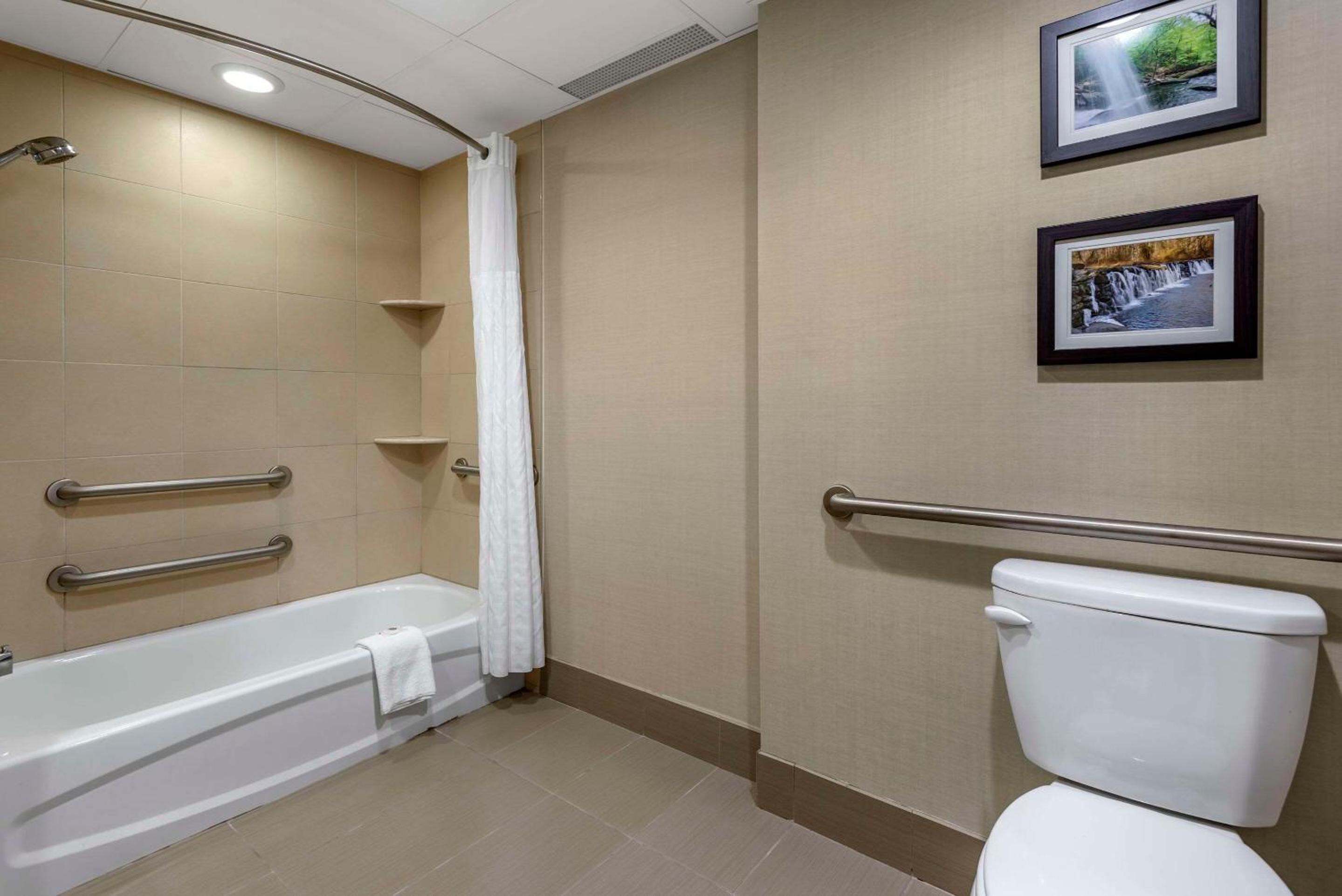 King Room with tub - Accessible/Non-Smoking - Photo 3