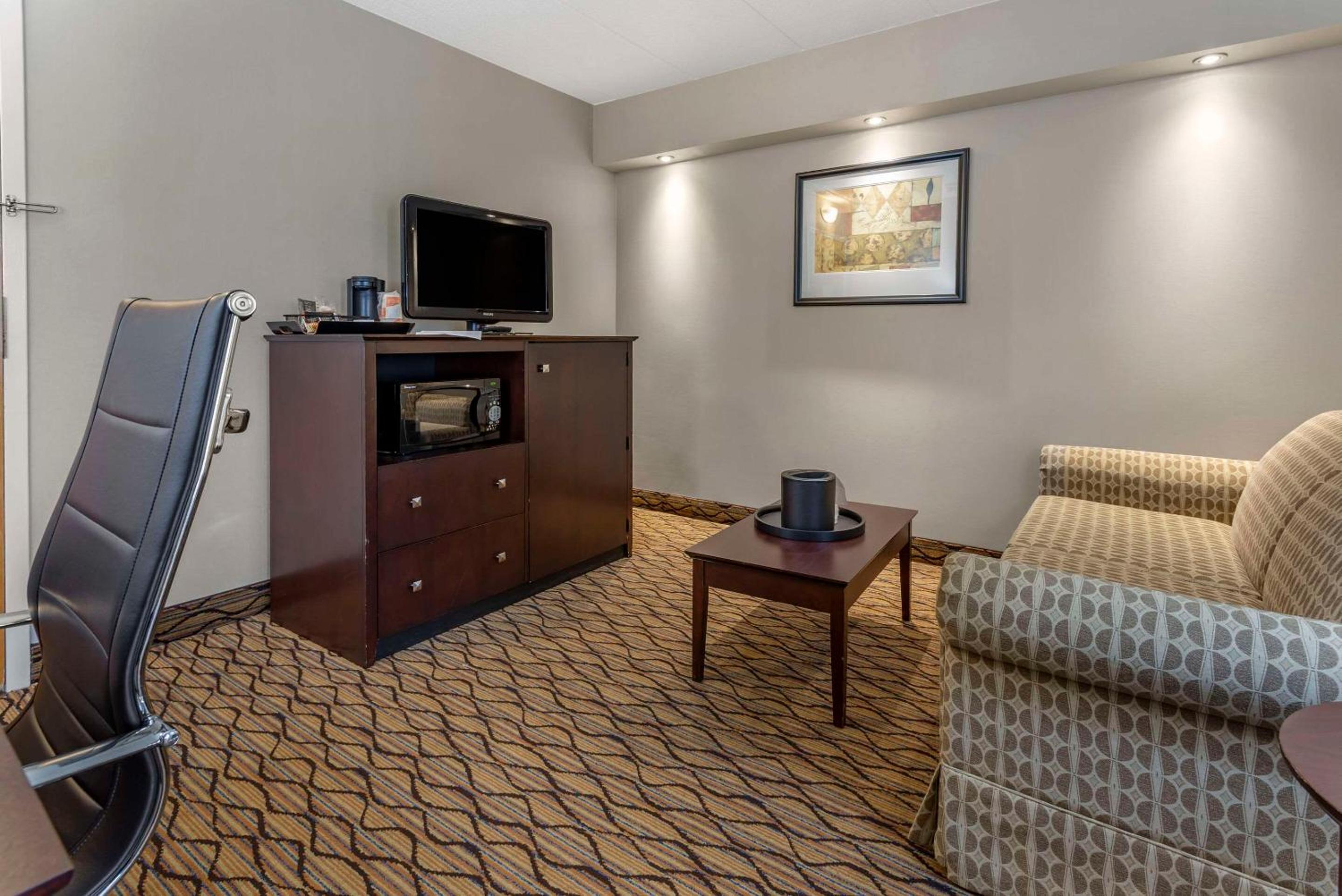 Queen Suite with Sofa Bed - Non-Smoking - Photo 3
