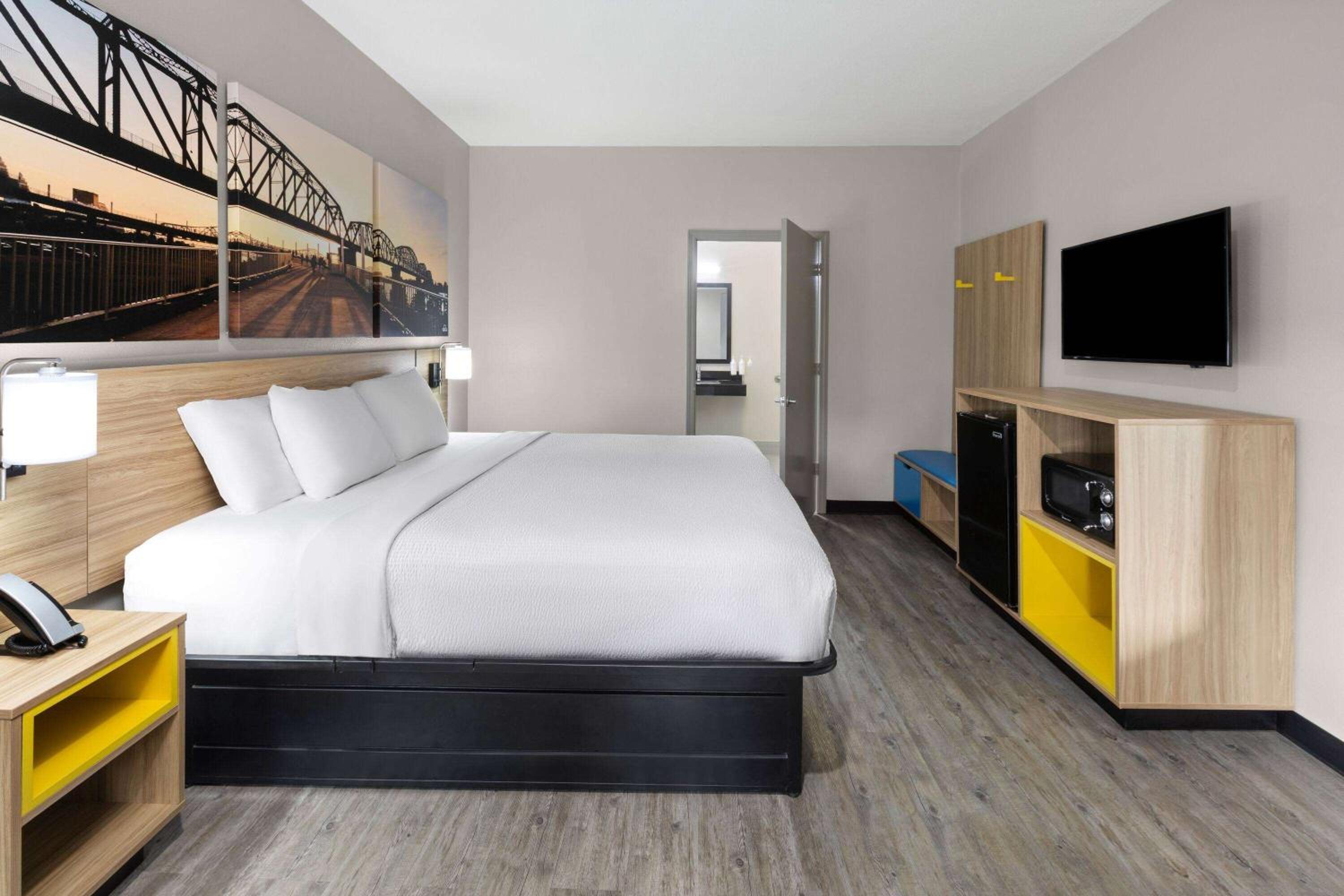 King Room with Roll-In Shower - Mobility Access/Non-Smoking photo 1