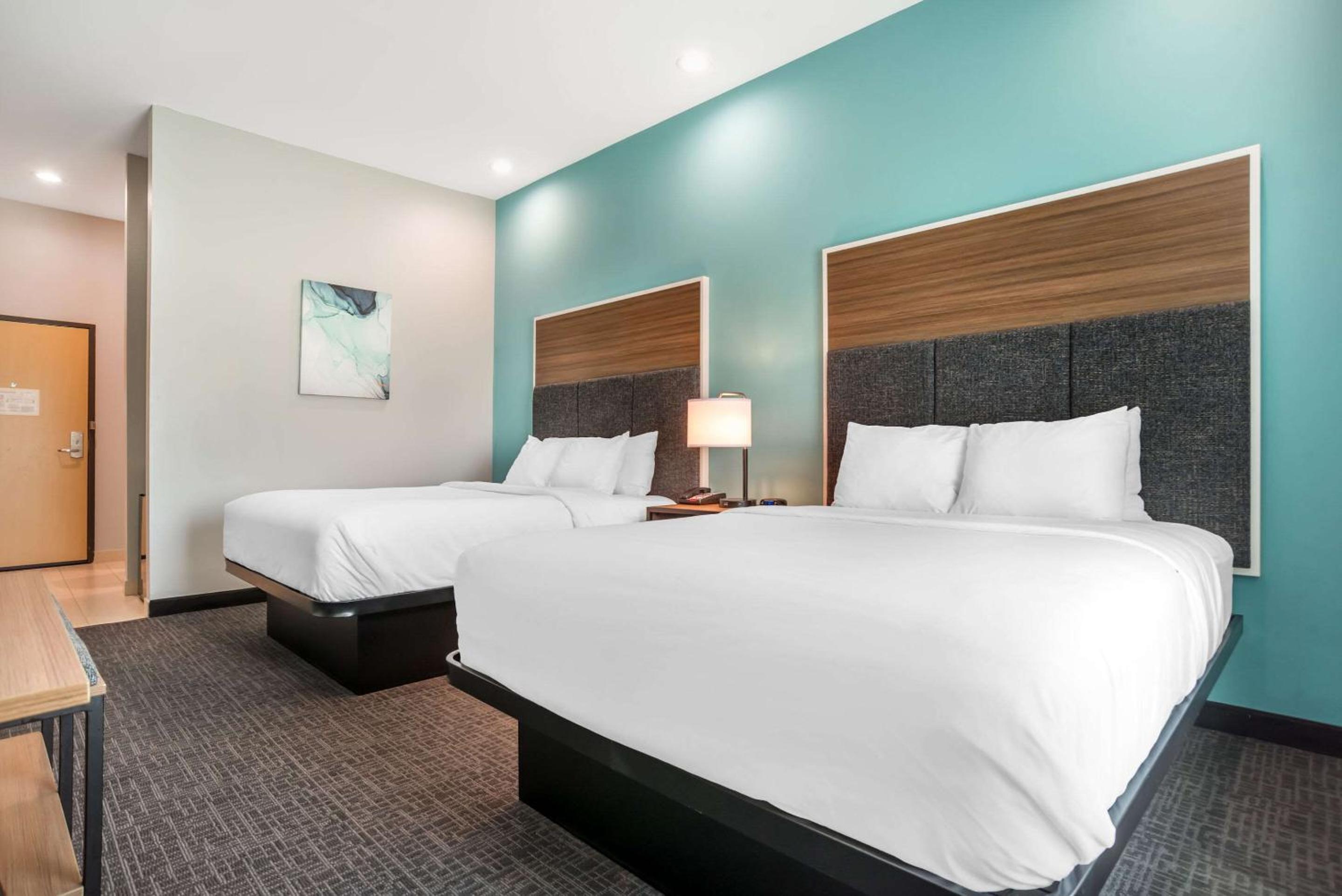 Standard Queen Room with Two Queen Beds - Non Smoking  - Photo 2