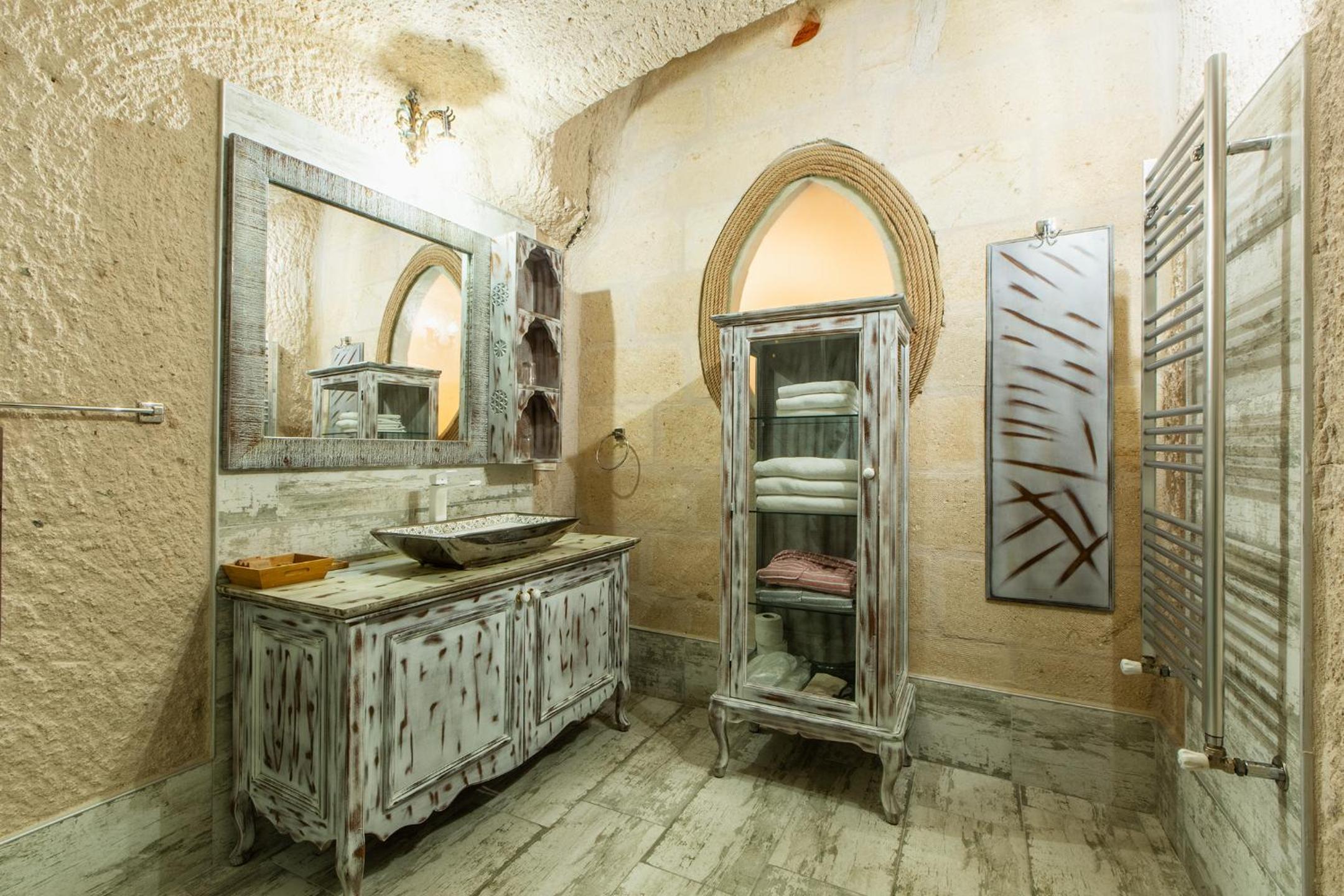 Superior Suite - Photo 25