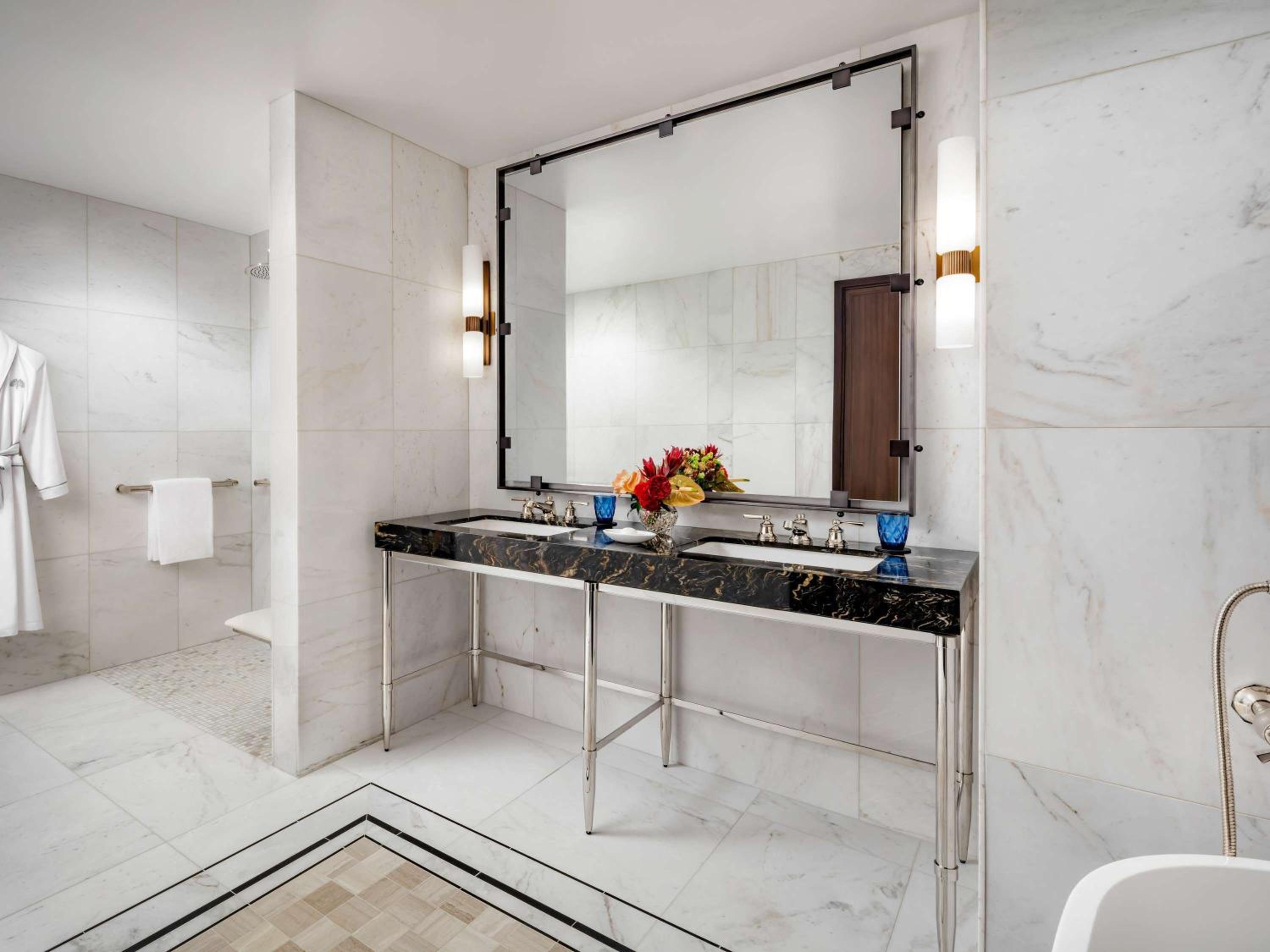 Large King Room with Roll in Shower - Mobility Accessible