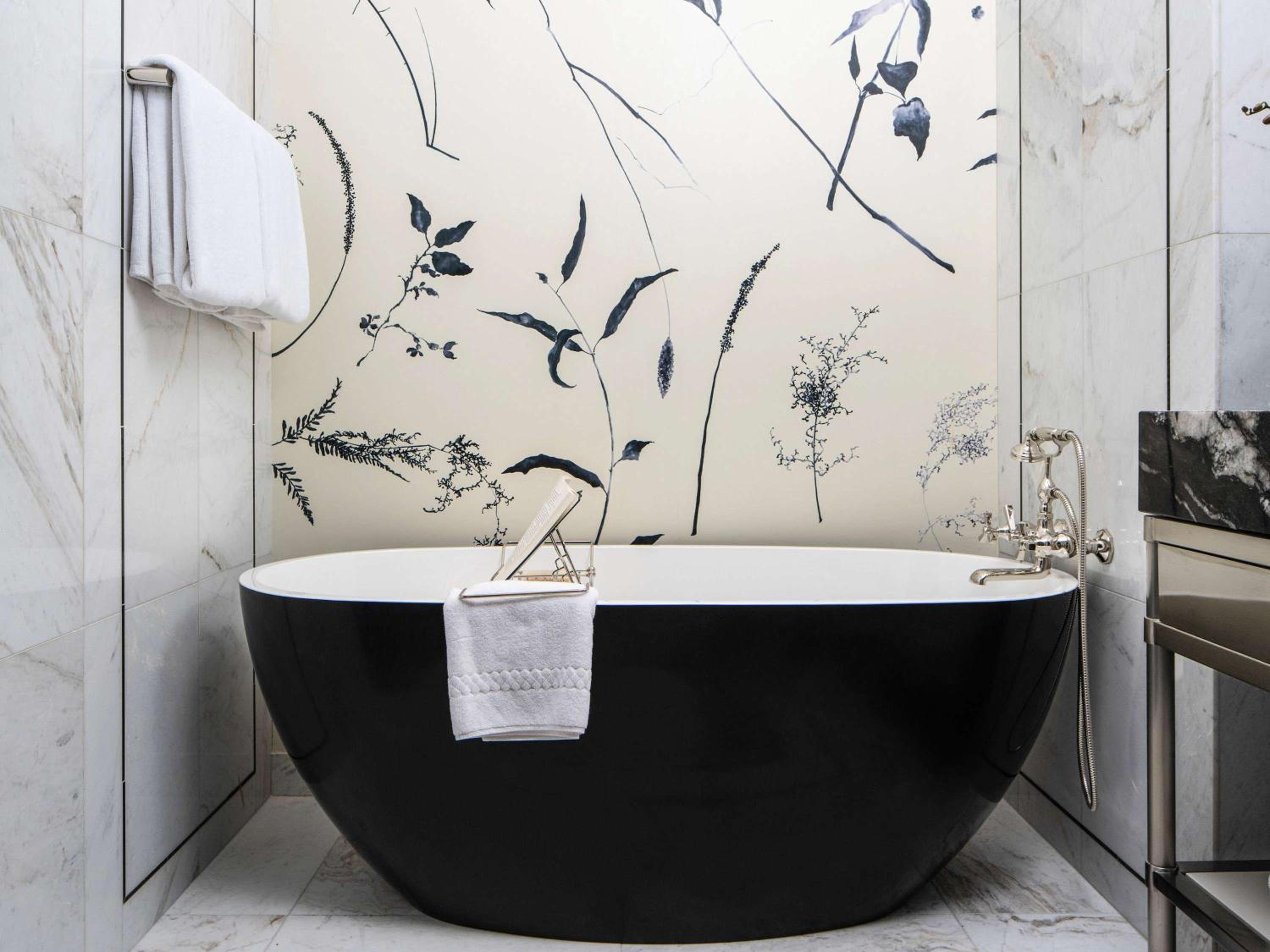 Large King Room with Roll in Shower - Mobility Accessible