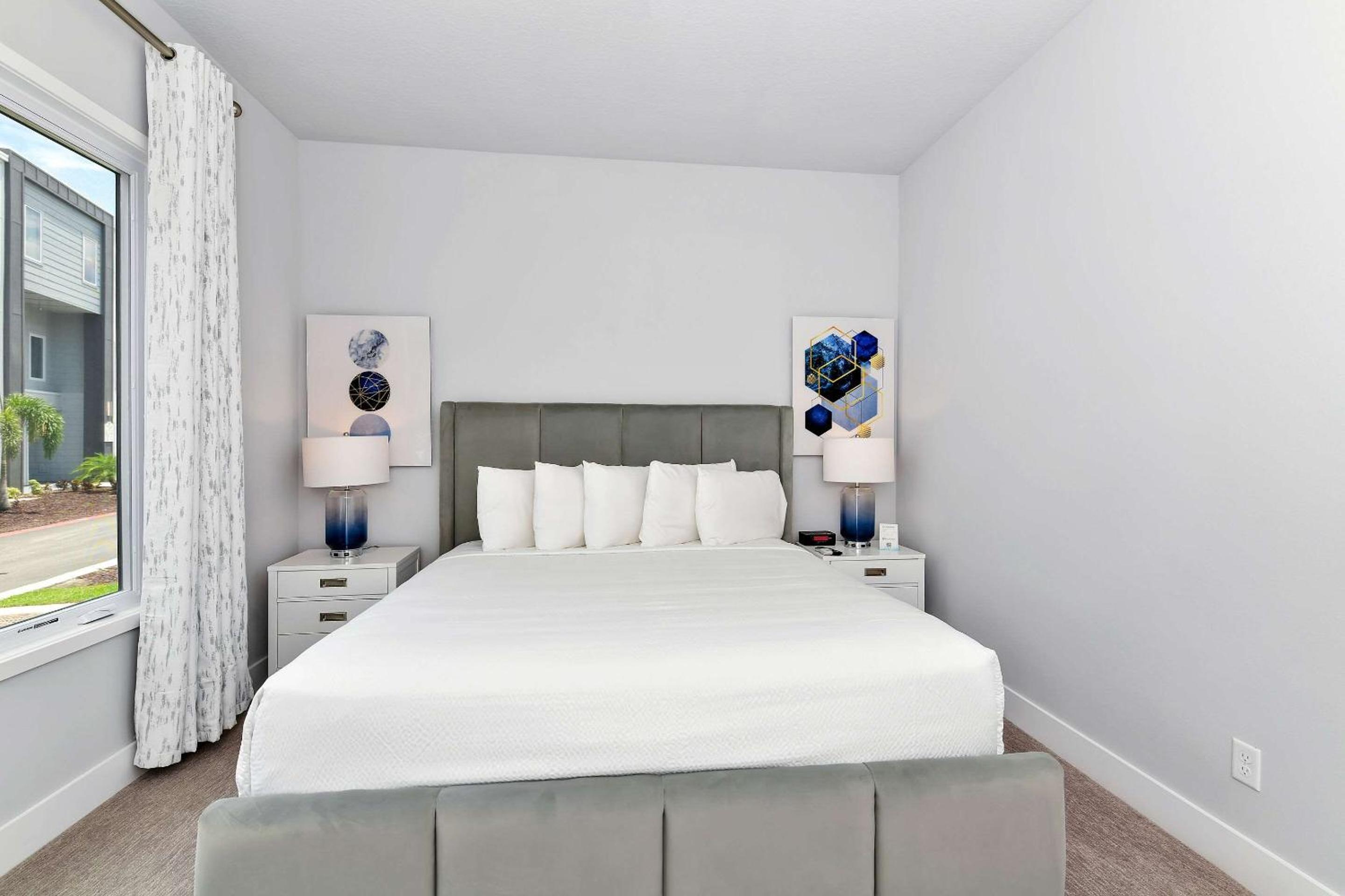 4 Bedroom Luxury Condo w/Patio - Photo 7