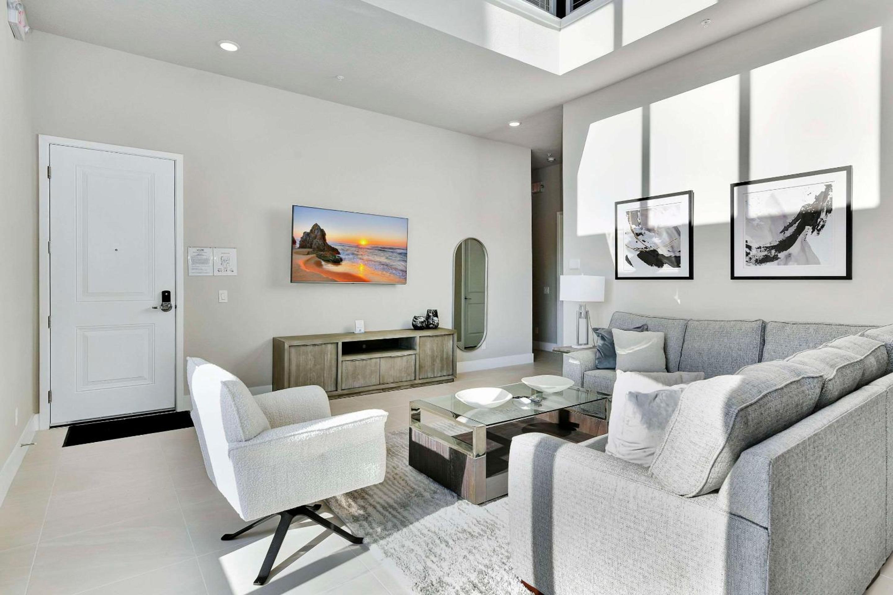 5 Bedroom Luxury Two Story Condo w/Balcony - Photo 4