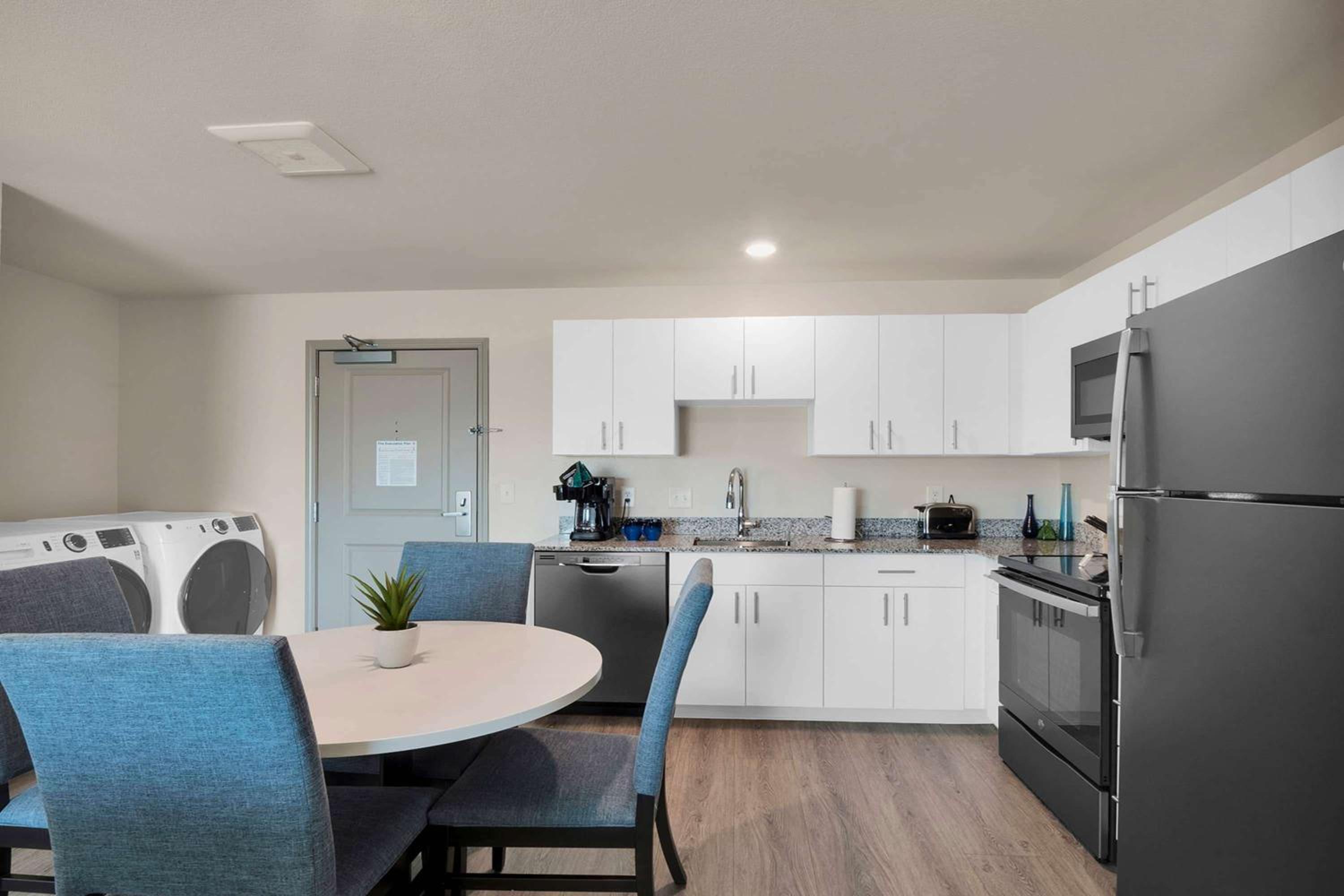 Three Bedroom Suite Hearing Accessible - 3 Queen Beds - Photo 14