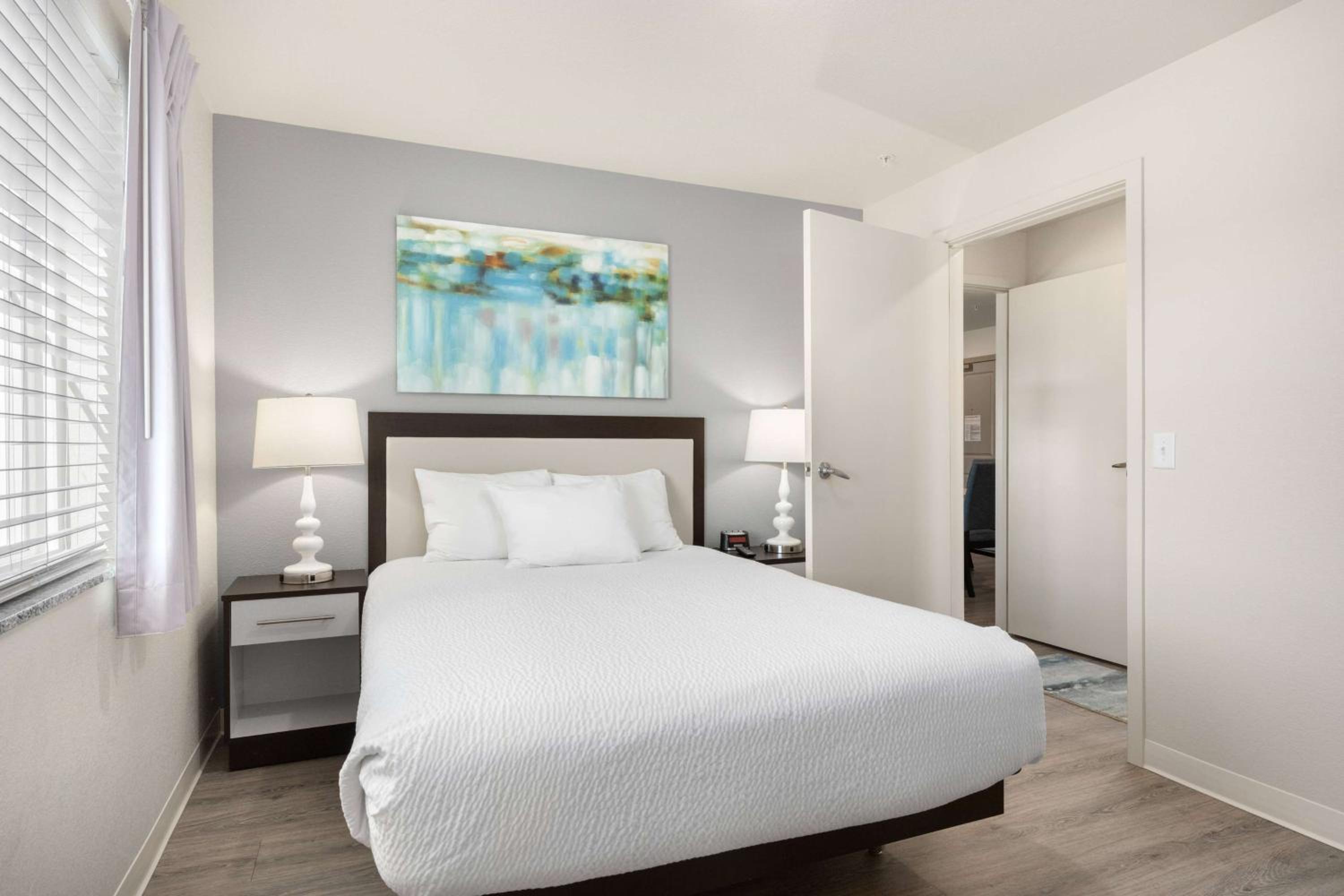One Bedroom Suite Hearing Accessible - Queen Bed - Photo 1