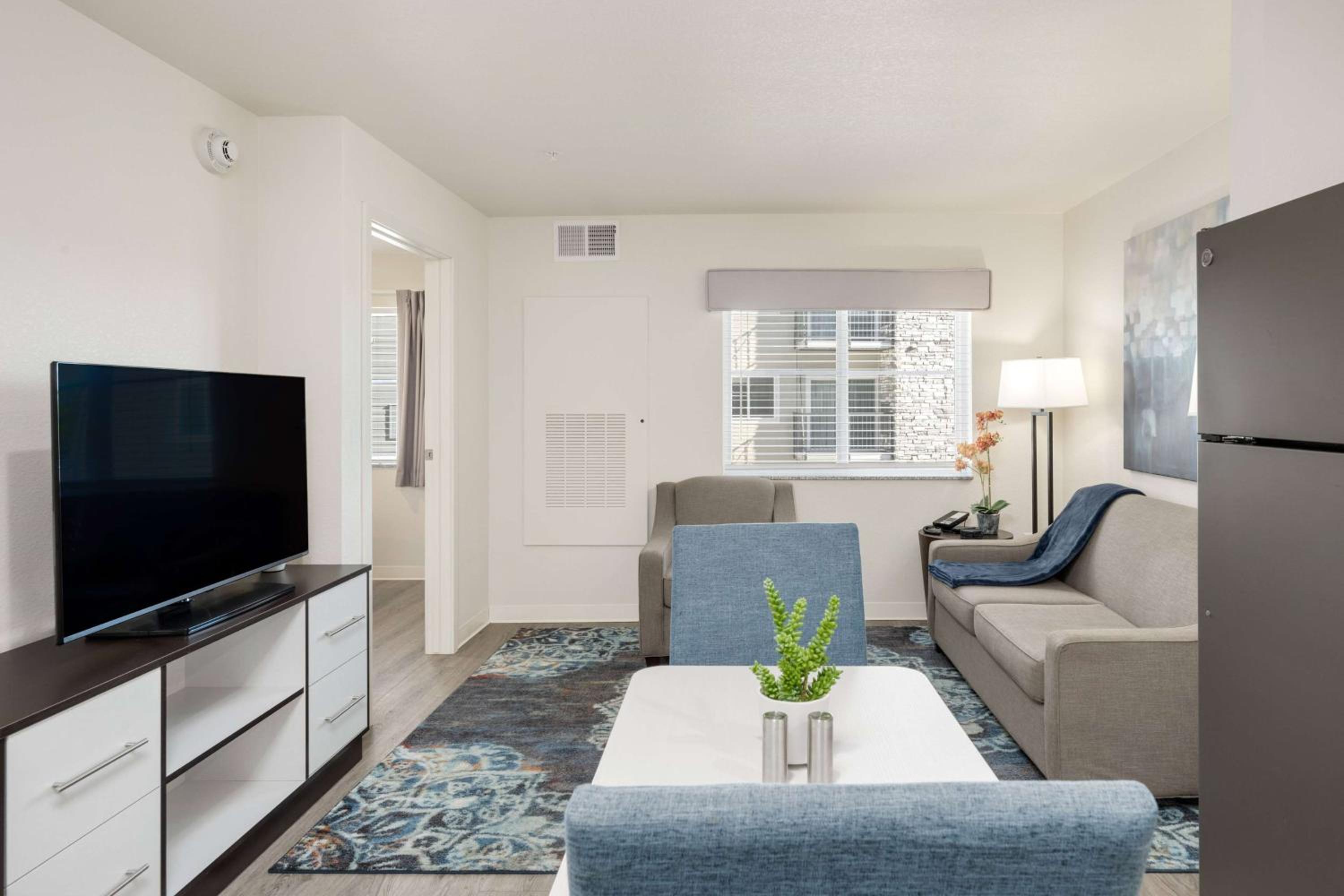 One Bedroom Suite Hearing Accessible - Queen Bed - Photo 4
