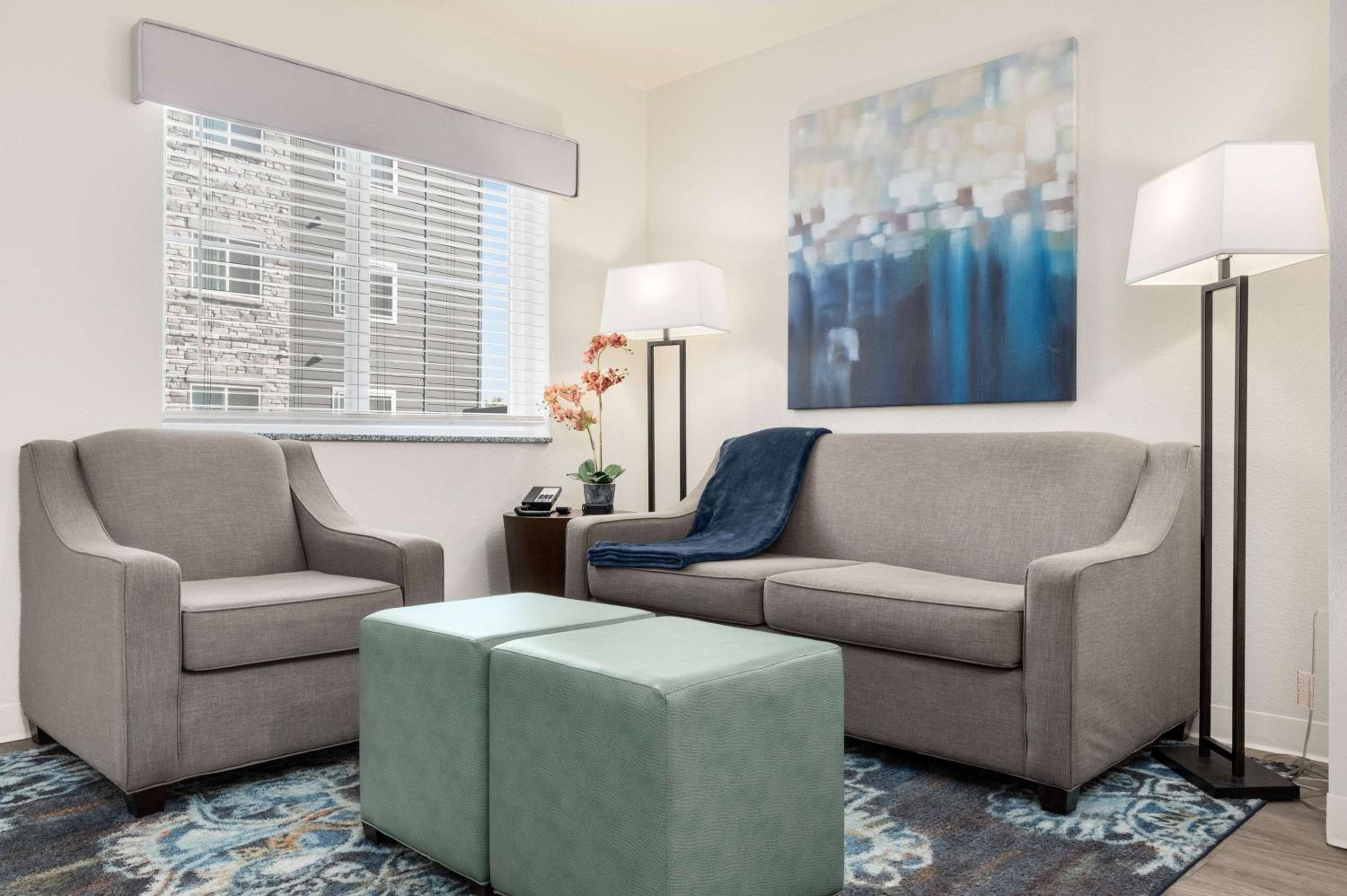 One Bedroom Suite Hearing Accessible - Queen Bed - Photo 3