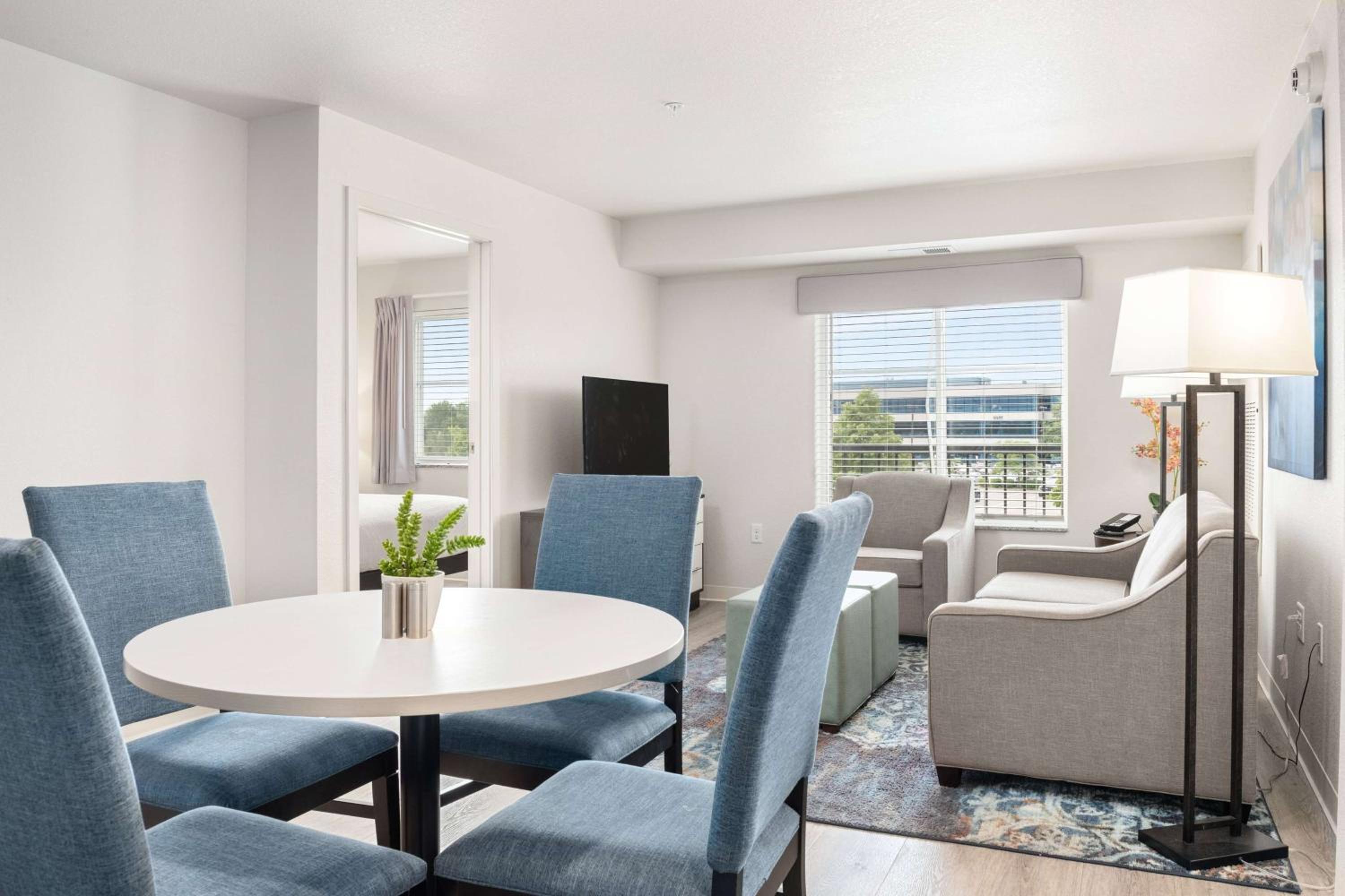 One Bedroom Suite Hearing Accessible - Queen Bed - Photo 2