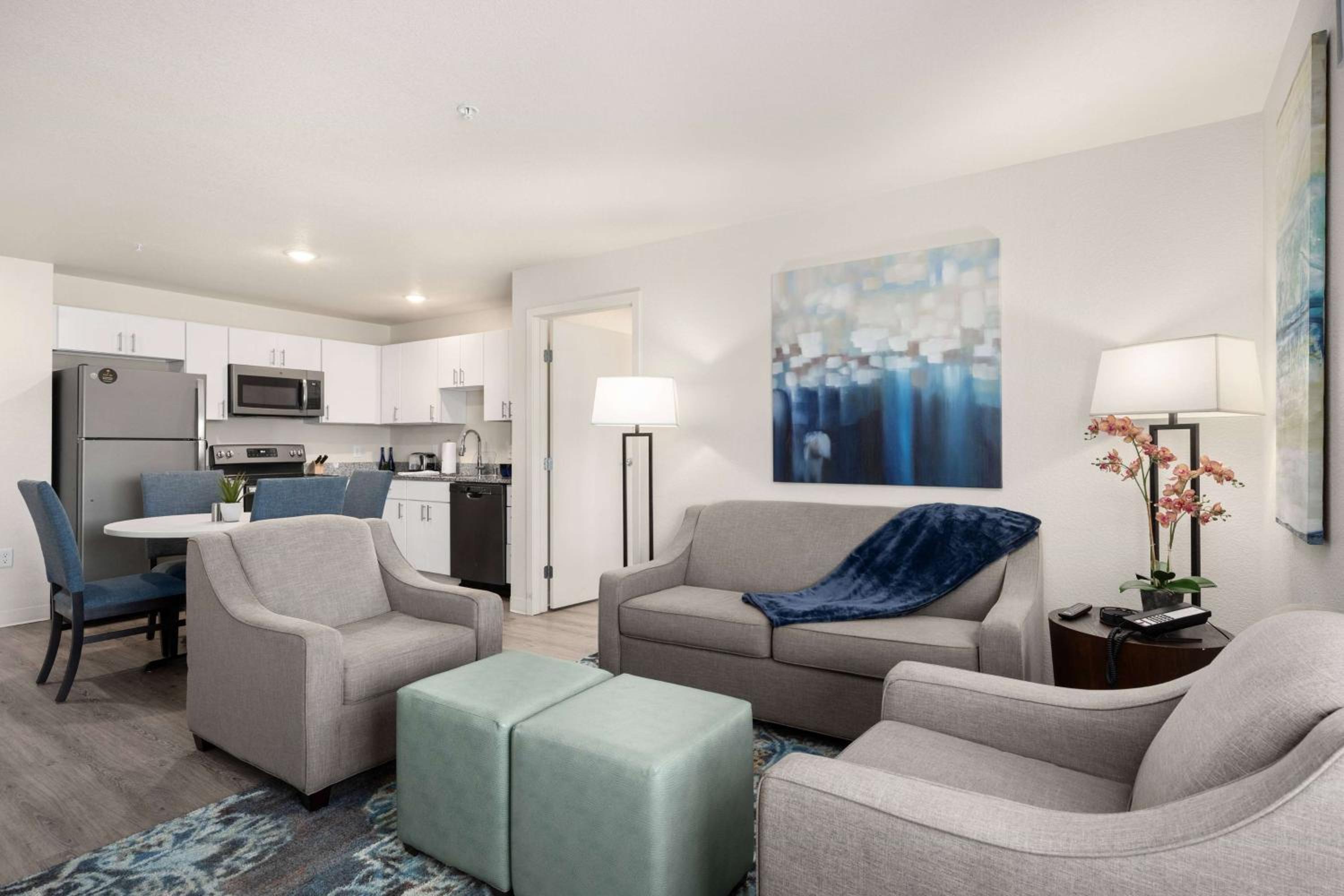 One Bedroom Suite Hearing Accessible - Queen Bed - Photo 7