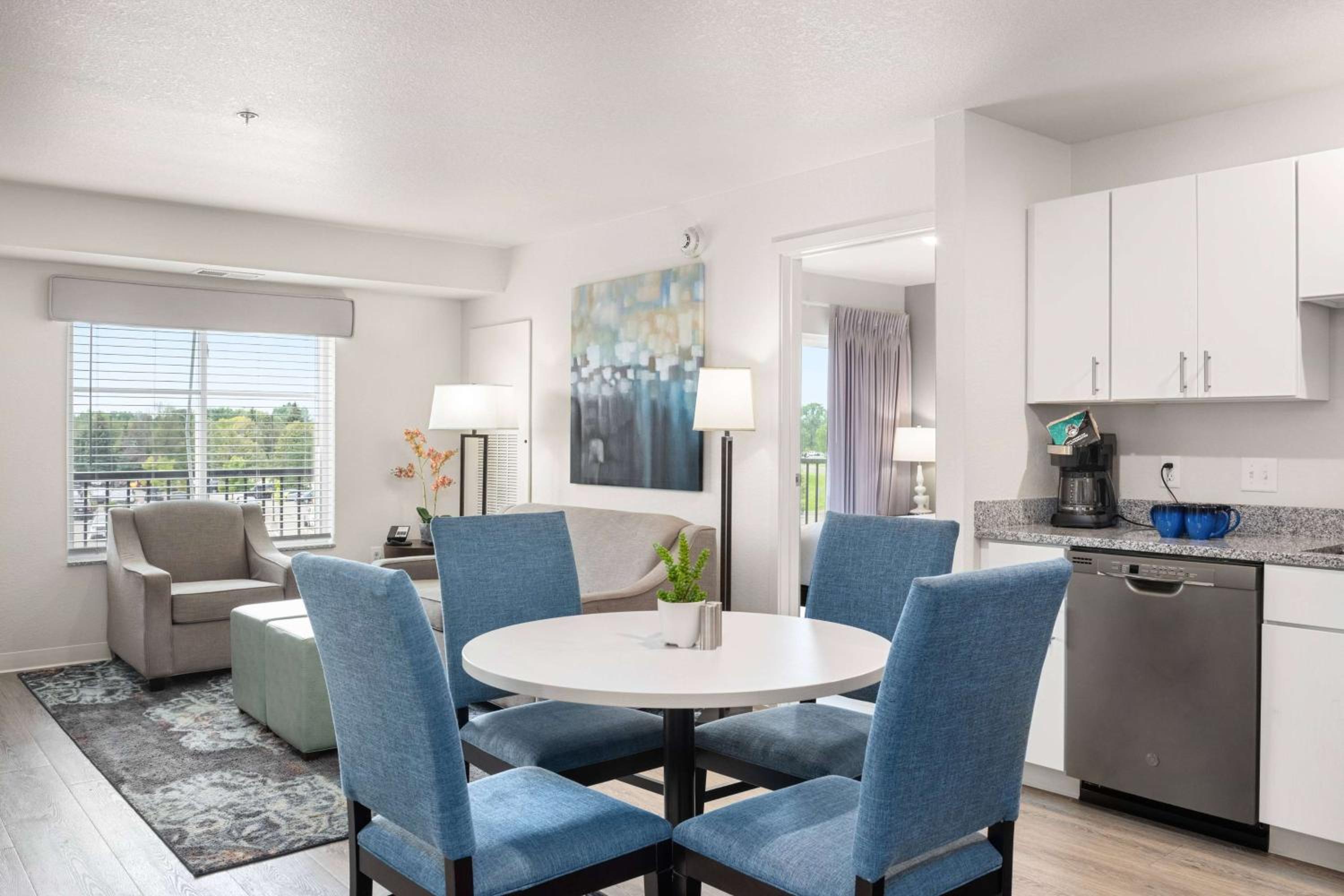 Two Bedroom Suite Balcony - 2 Queen Beds photo 2