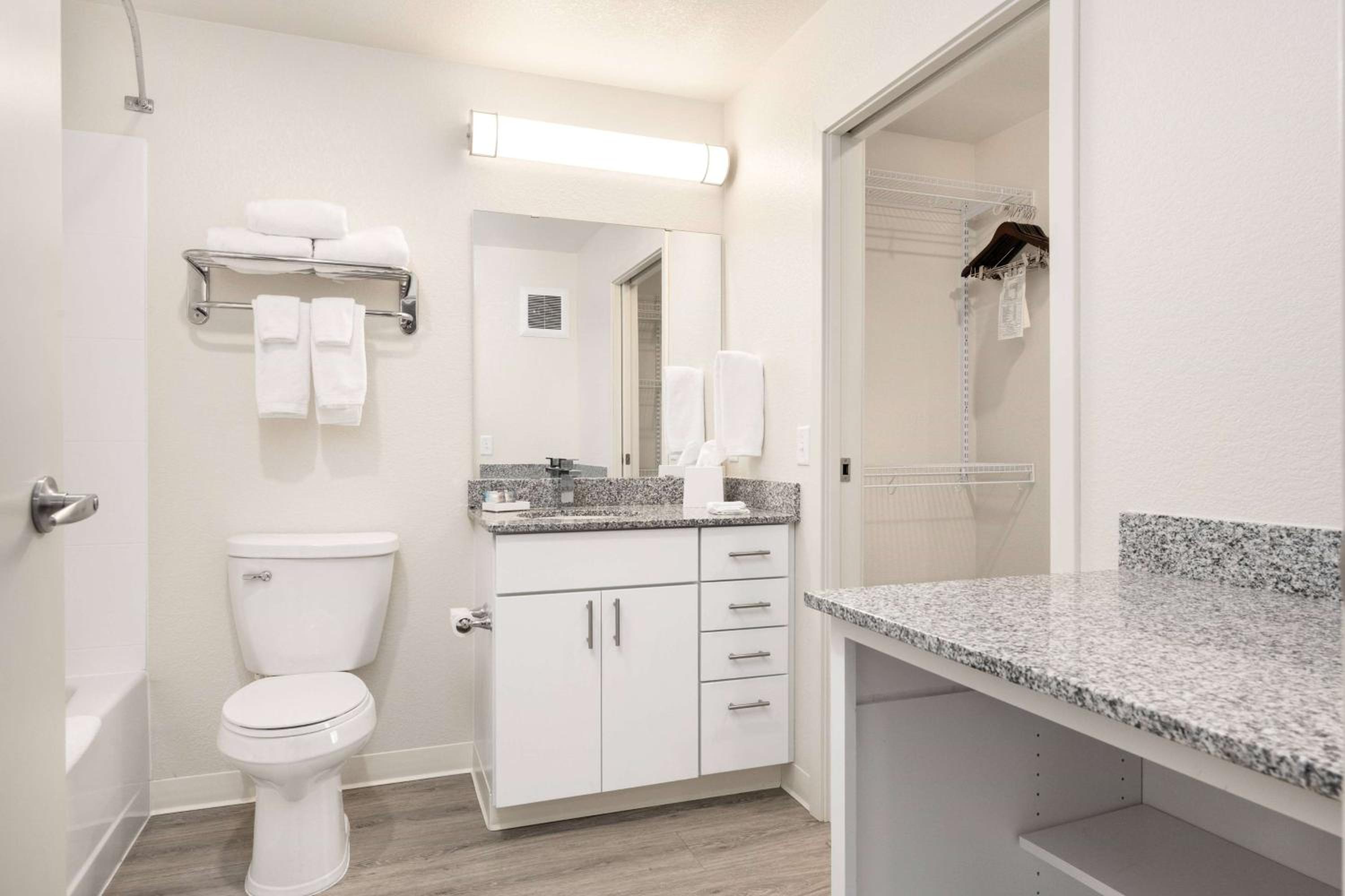 One Bedroom Suite Hearing Accessible - Queen Bed - Photo 6