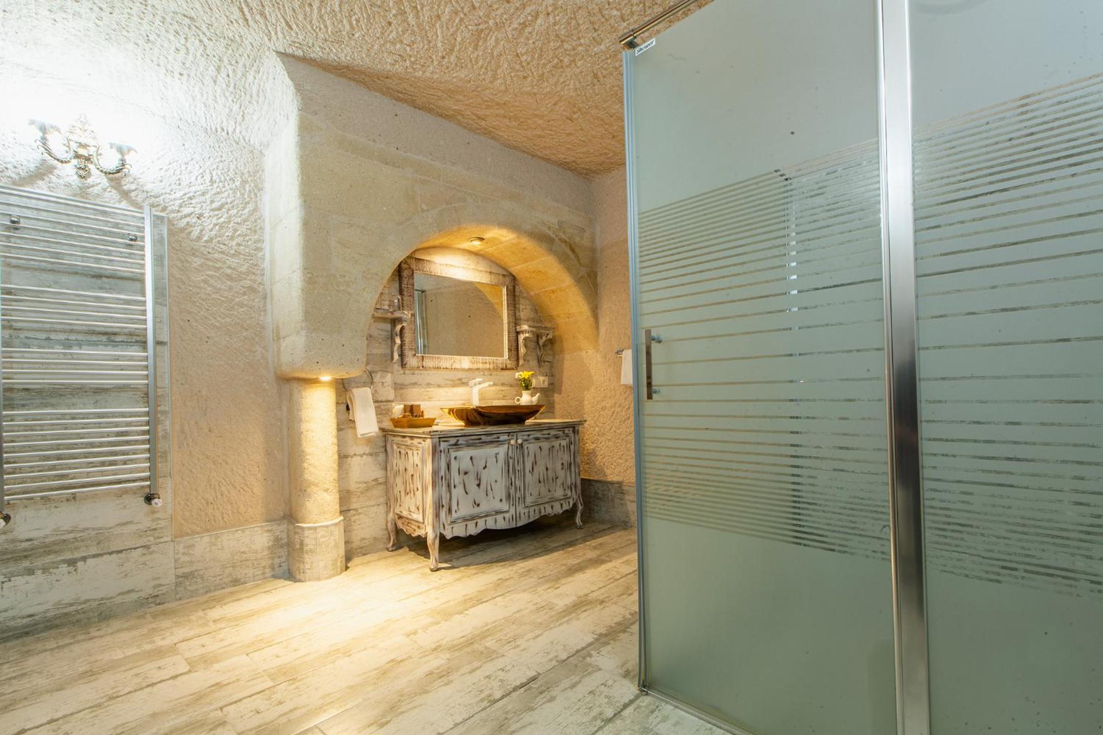 Superior Suite - Photo 22