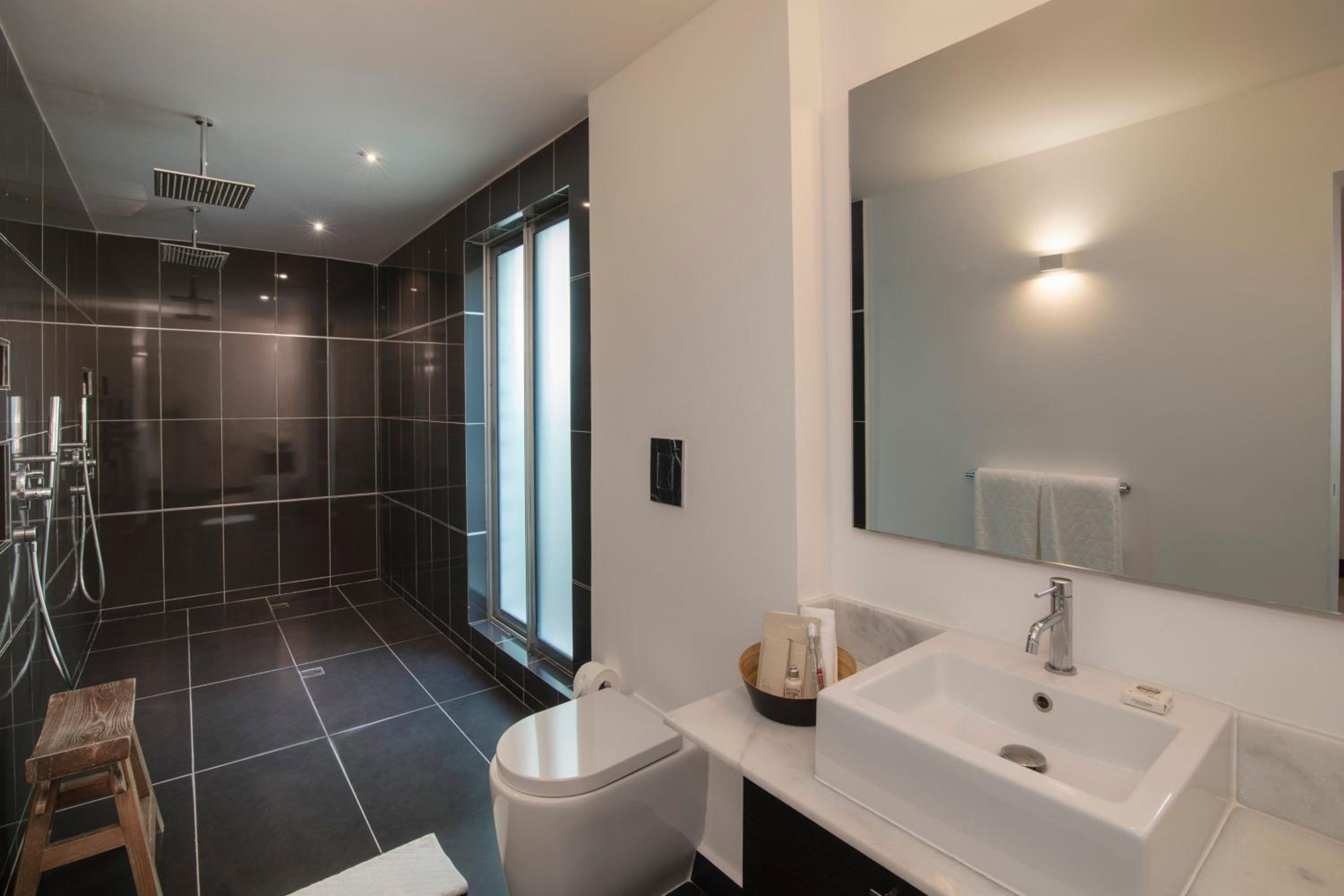 Three-Bedroom Suite with Balcony and Ocean View photo 2