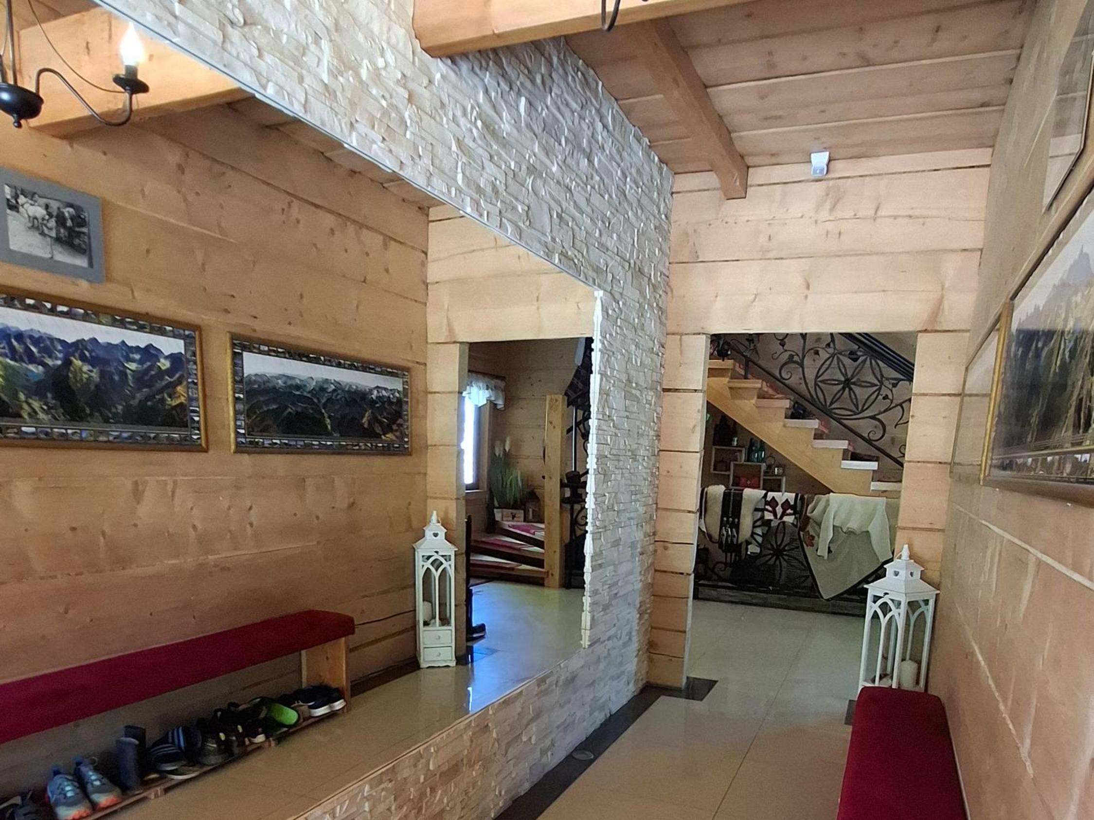 Apartment with Balcony and Mountain View
