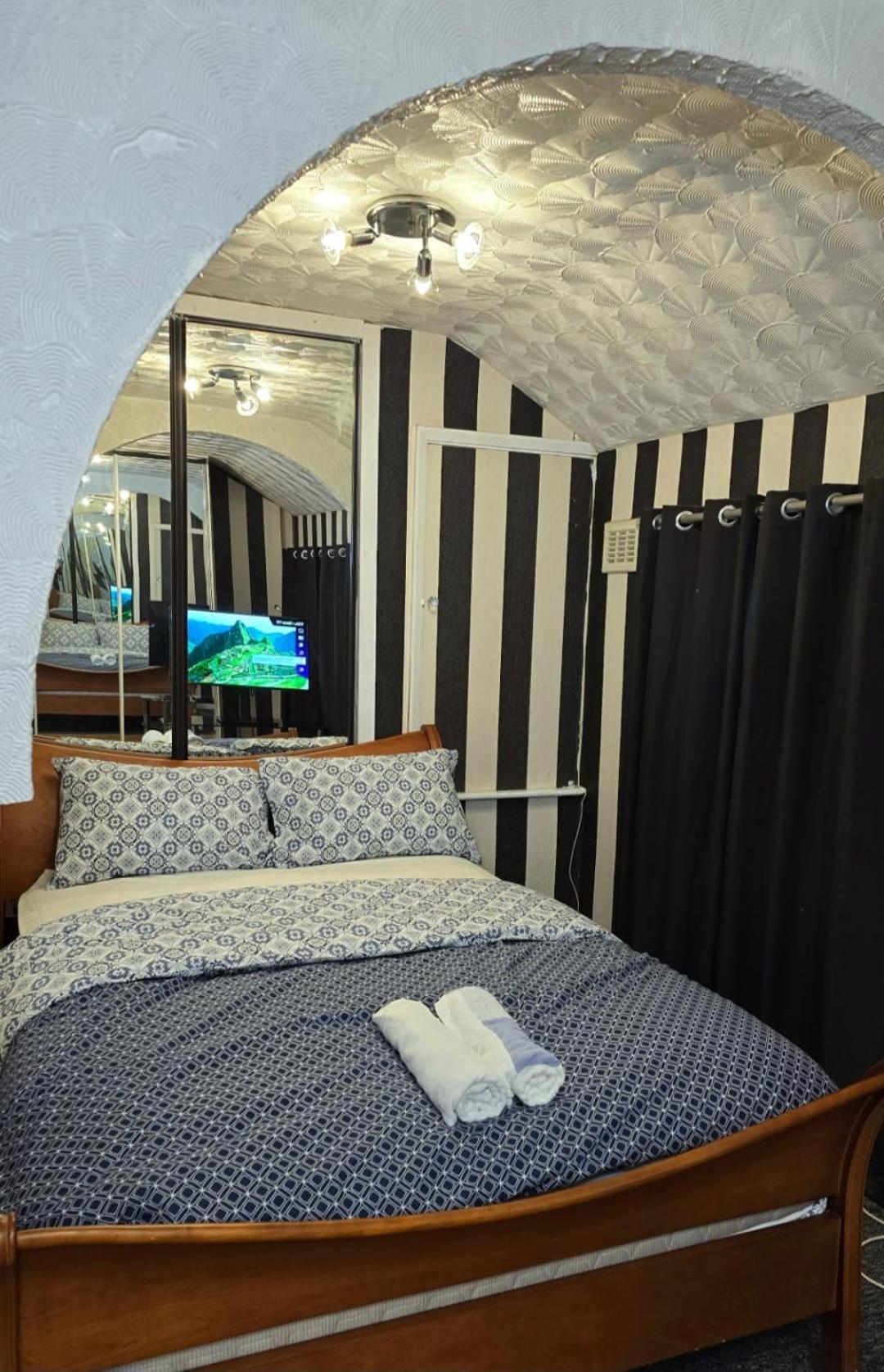 Standard Double Room with Shared Bathroom