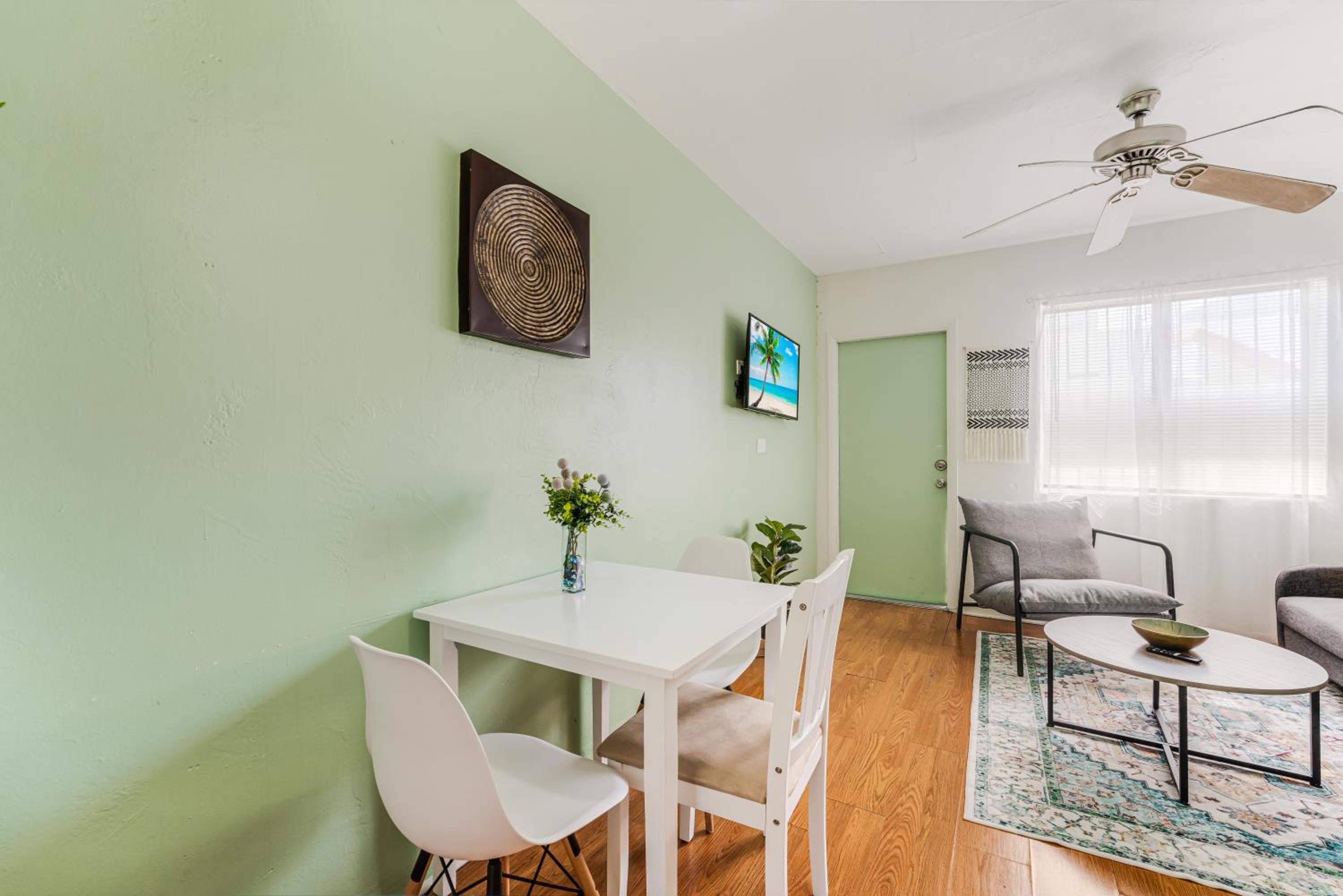 One-Bedroom Apartment photo 2