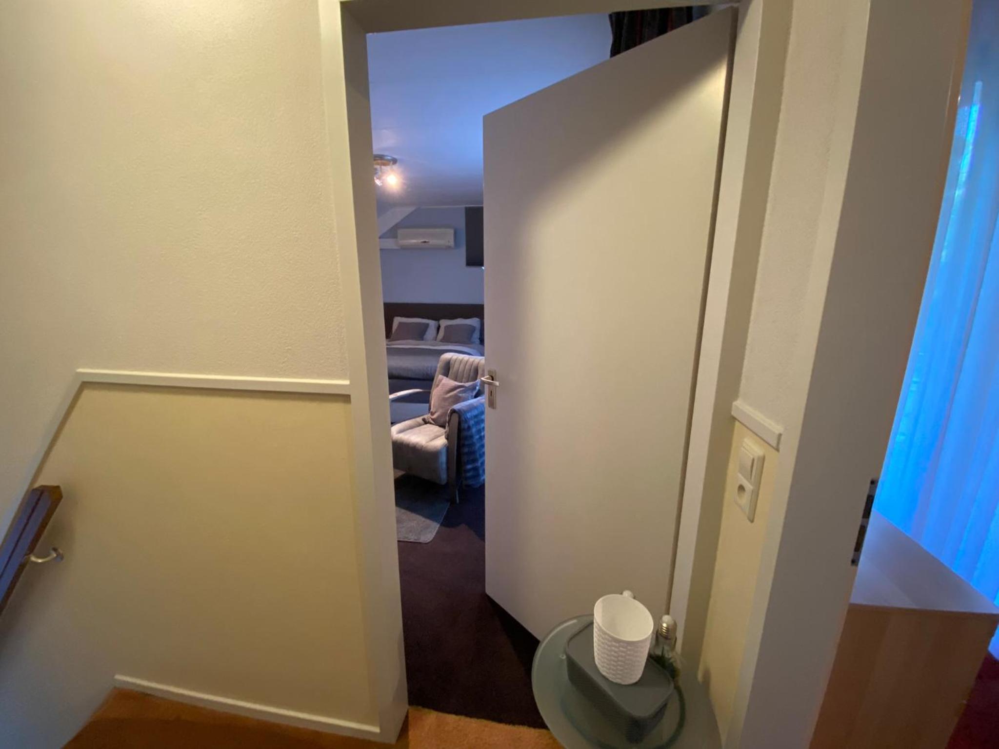 Queen Room with Shared Bathroom photo 2