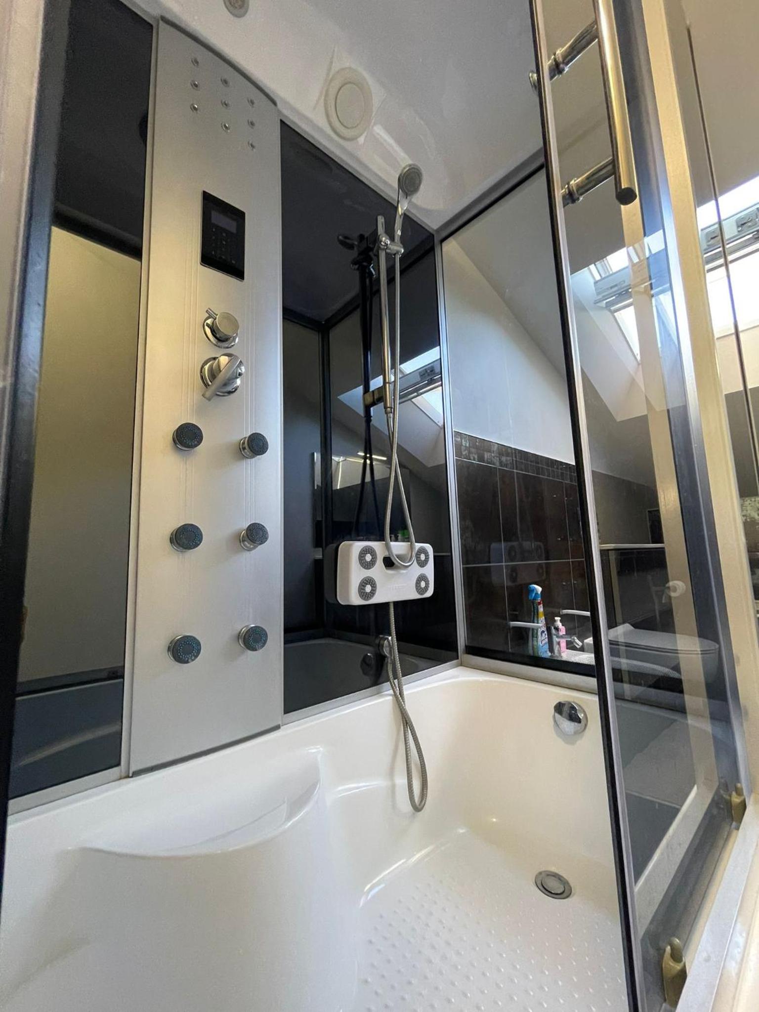 Family Room with Private Bathroom photo 3