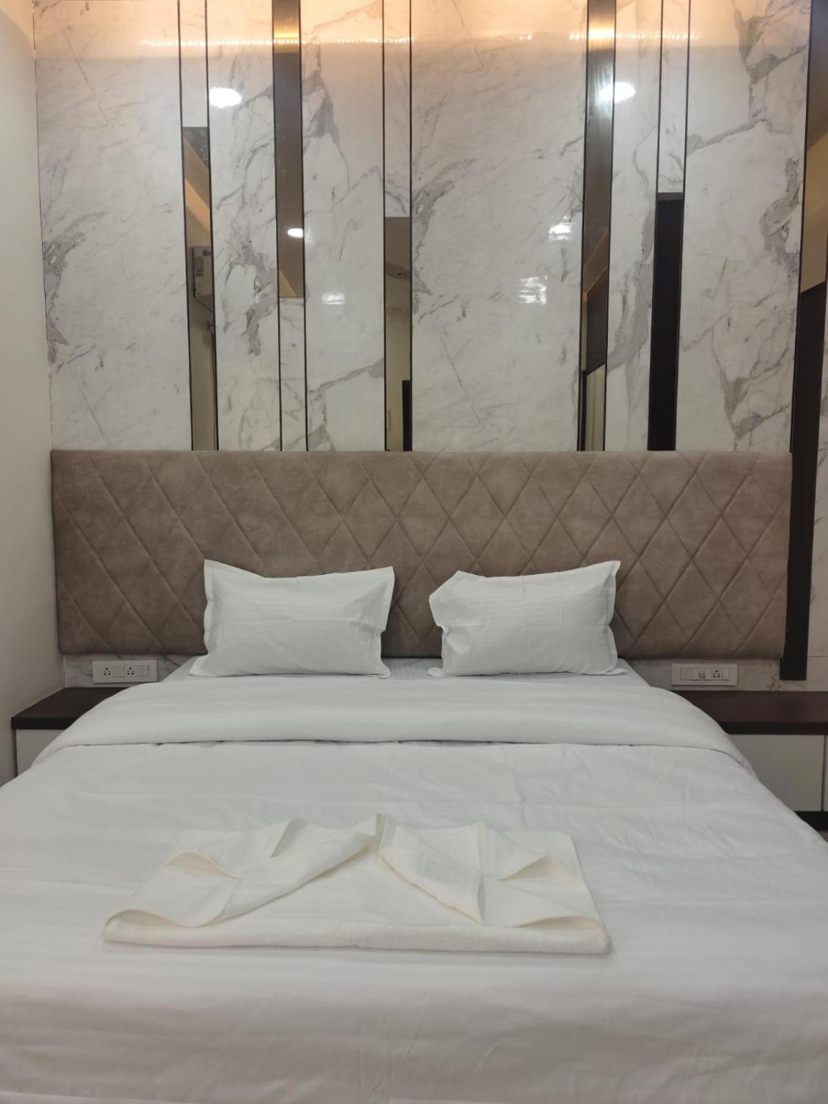 Double Or Twin Room With Private Bathroom photo 2