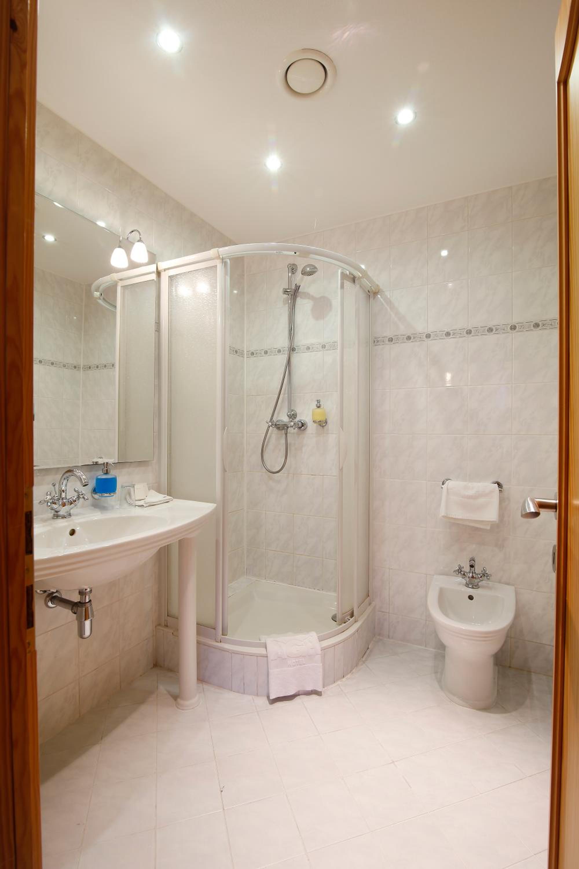 Suite - Photo 5