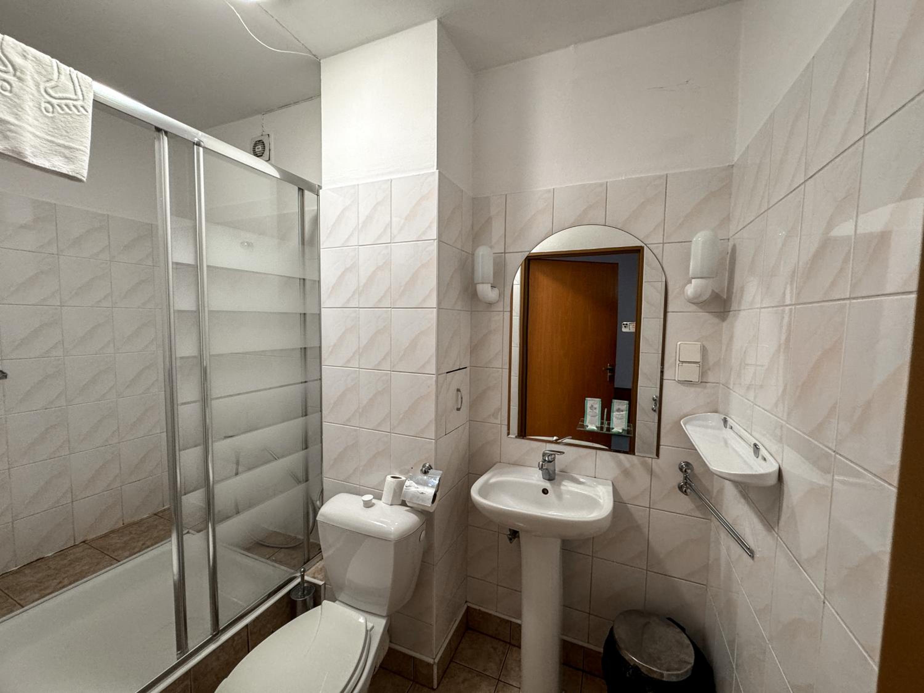 Twin Room - Photo 2