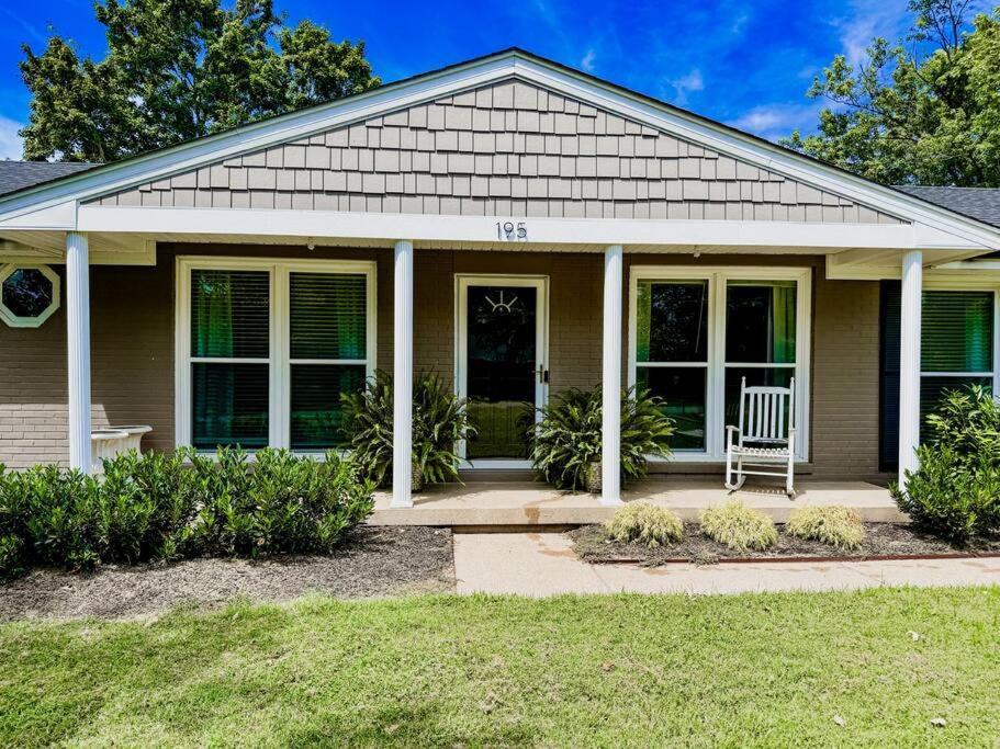 Three-Bedroom House photo 2