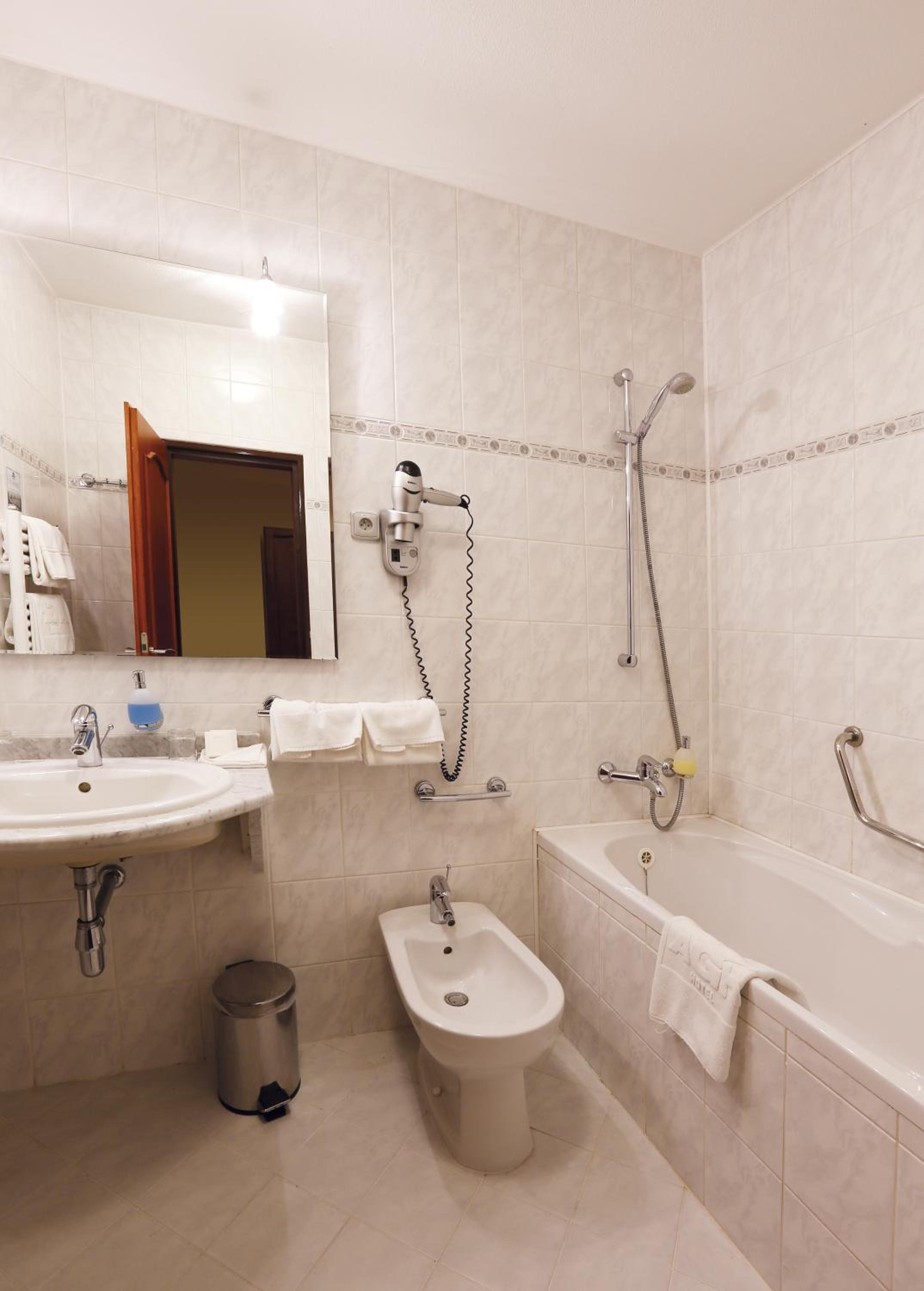 Standard Double Room - Photo 4