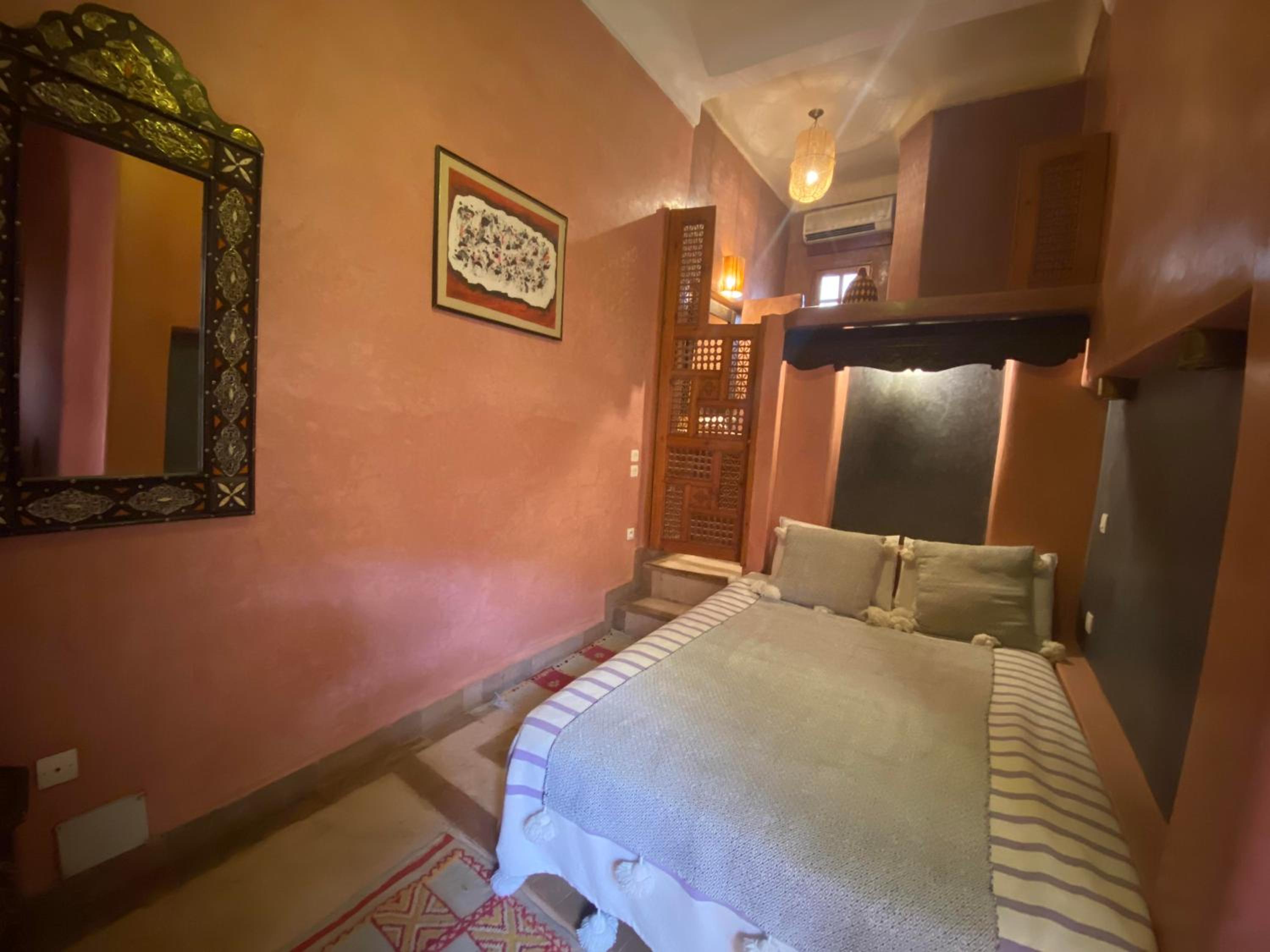 Double Room with Private Bathroom - Photo 9