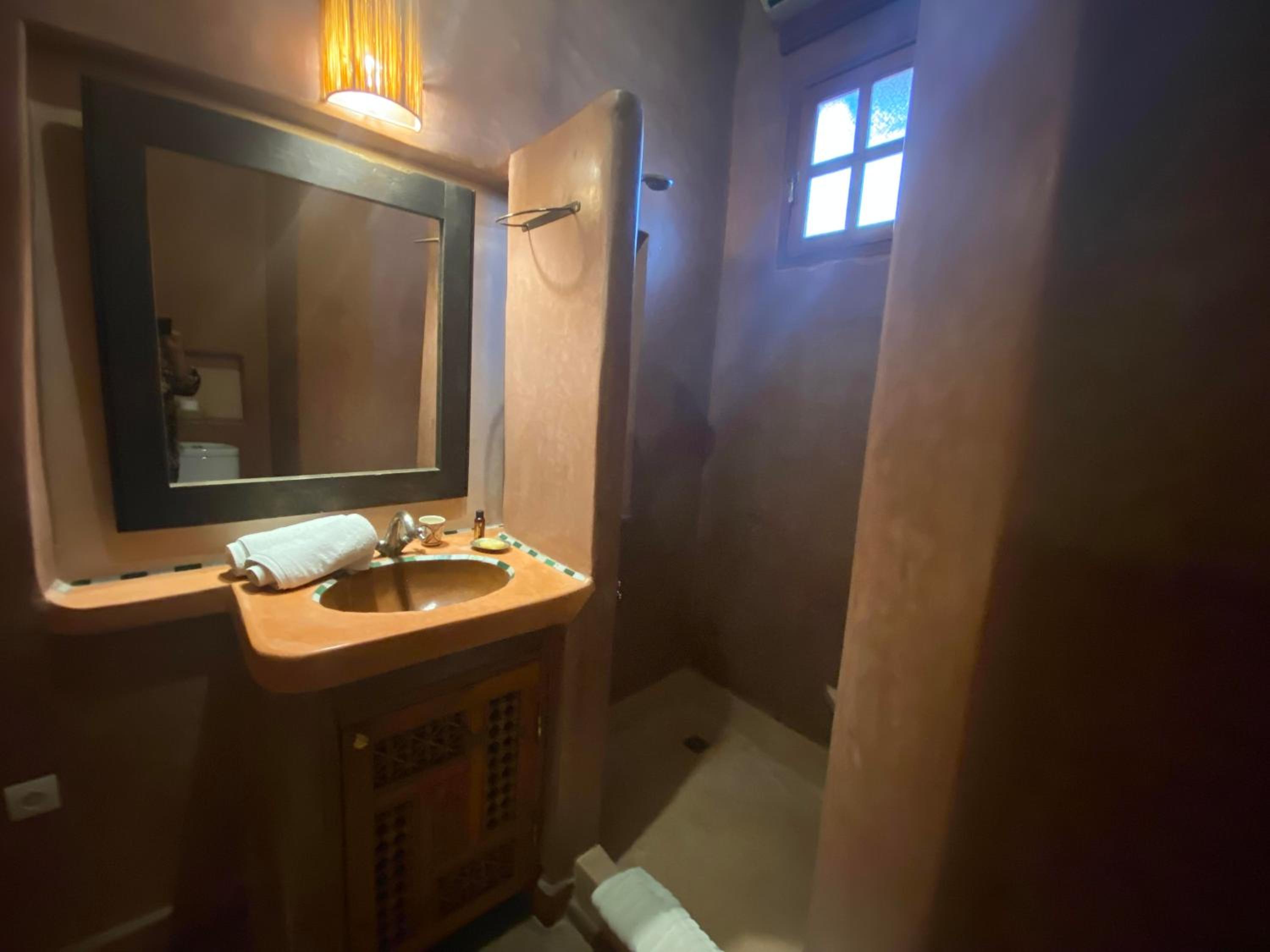Double Room with Private Bathroom - Photo 10
