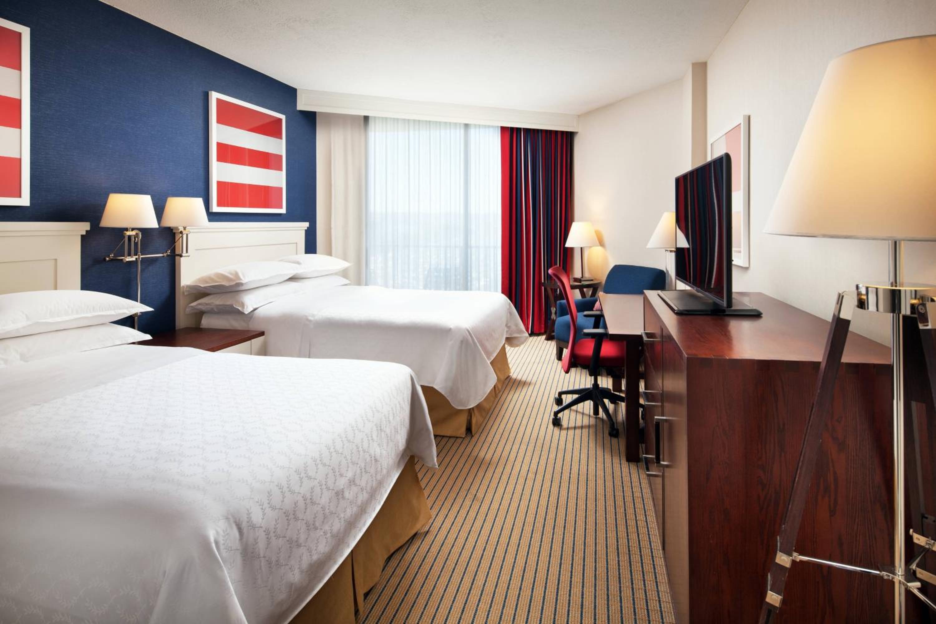 Renovated Deluxe Queen Room with Skyline View - Photo 12