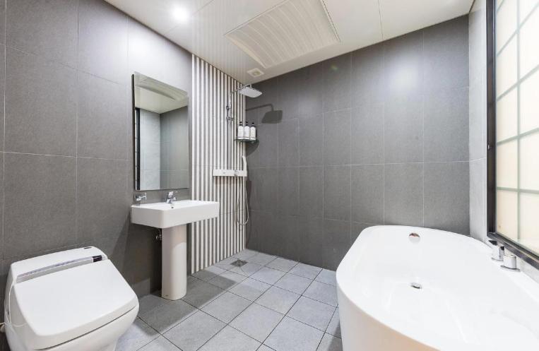 Premium Double Room with massage chair - Photo 4