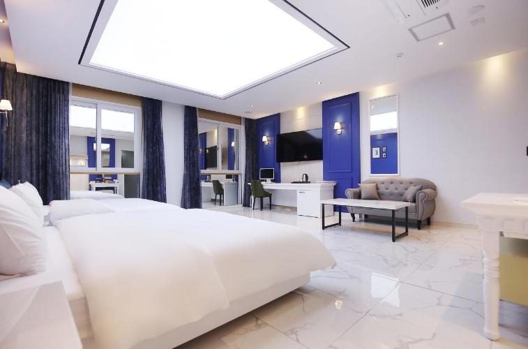 VIP Room with massage chair - Photo 4