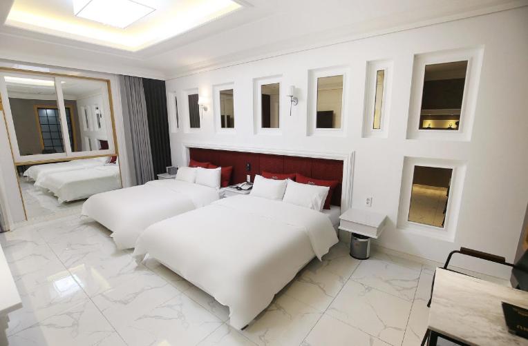 Twin Room - Photo 9