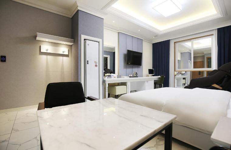 Suite with massage chair - Photo 4